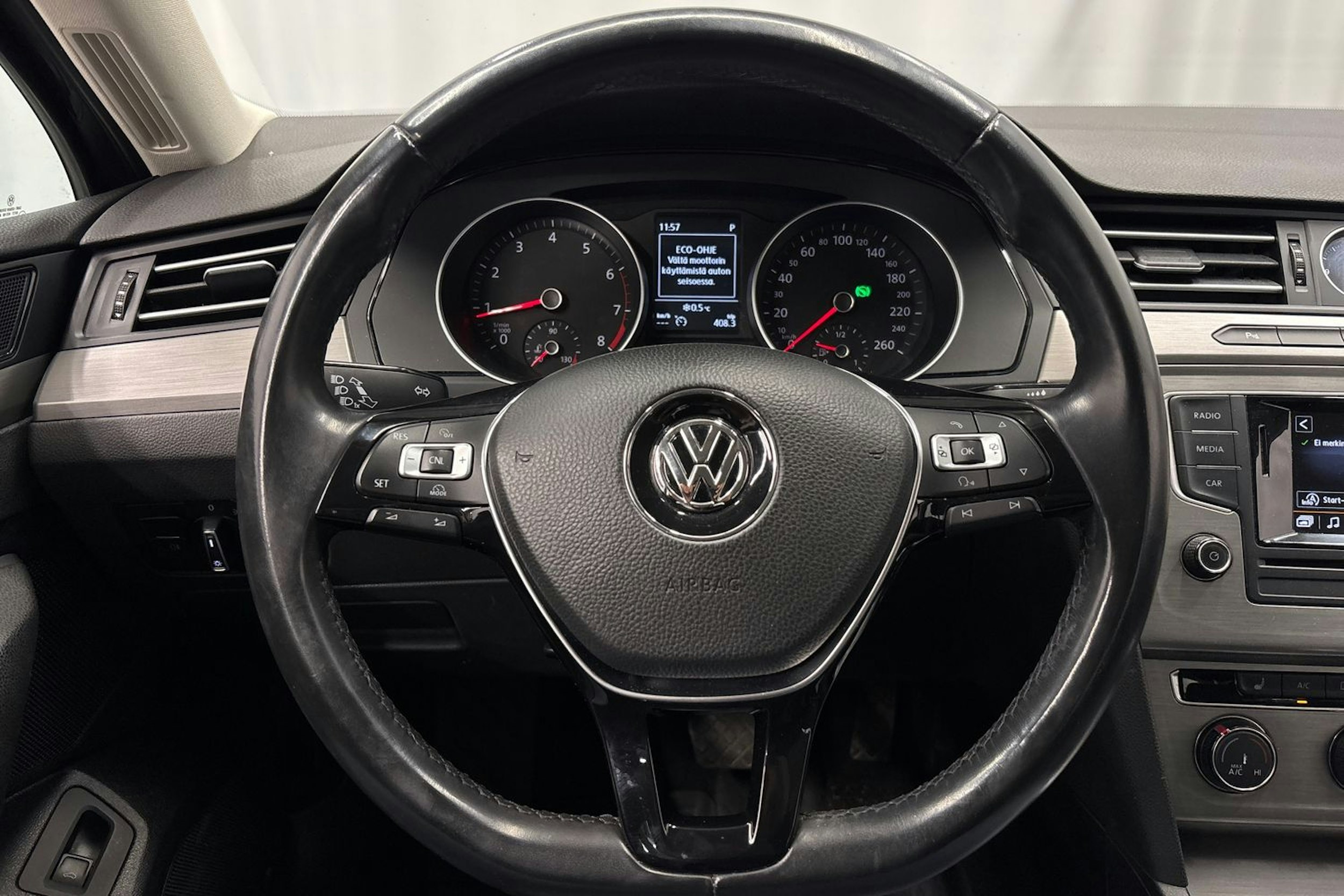 harmaa Volkswagen Passat 2016 kuva 18.