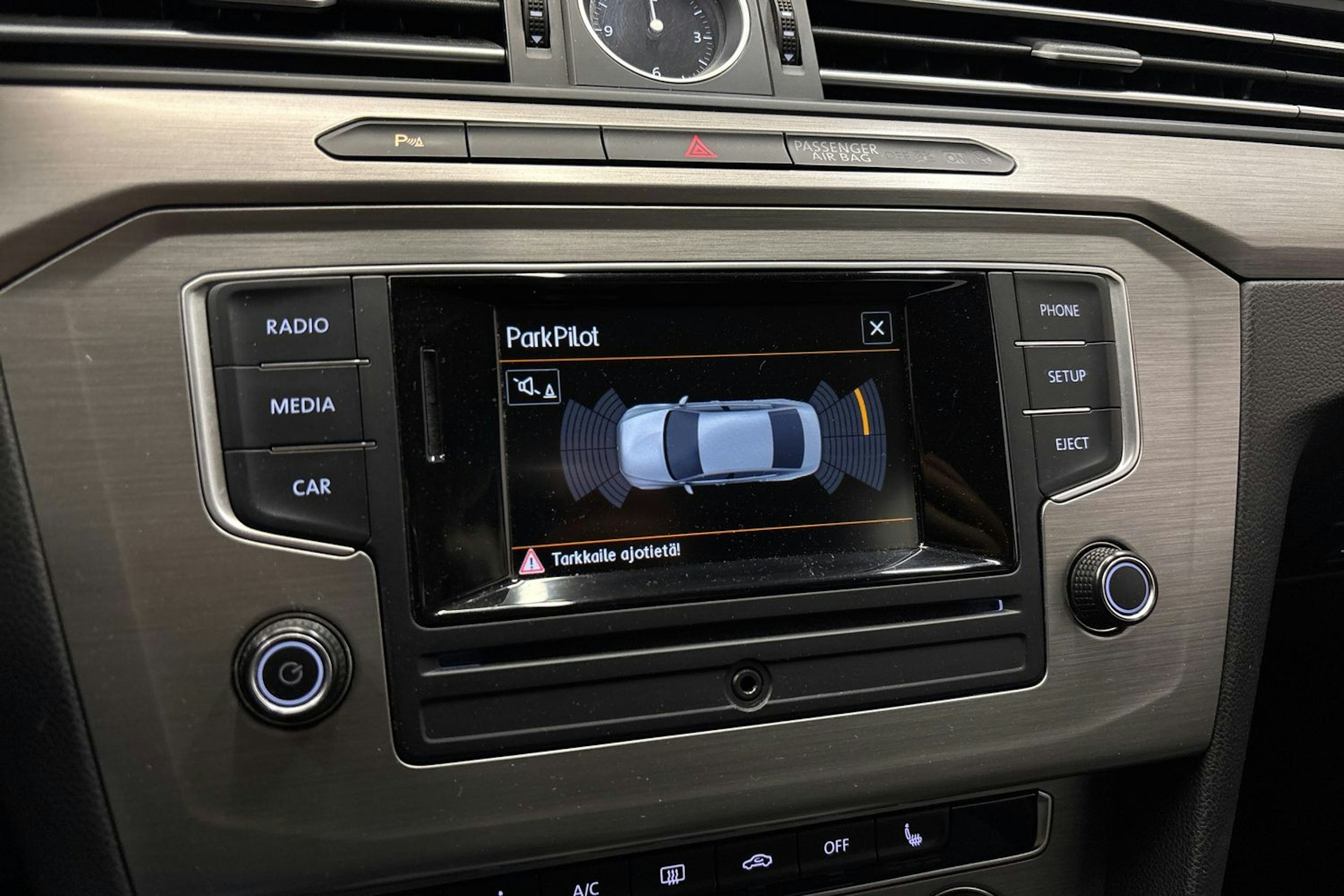 harmaa Volkswagen Passat 2016 kuva 22.