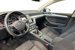 sininen Volkswagen Passat 2016 kuva 7.