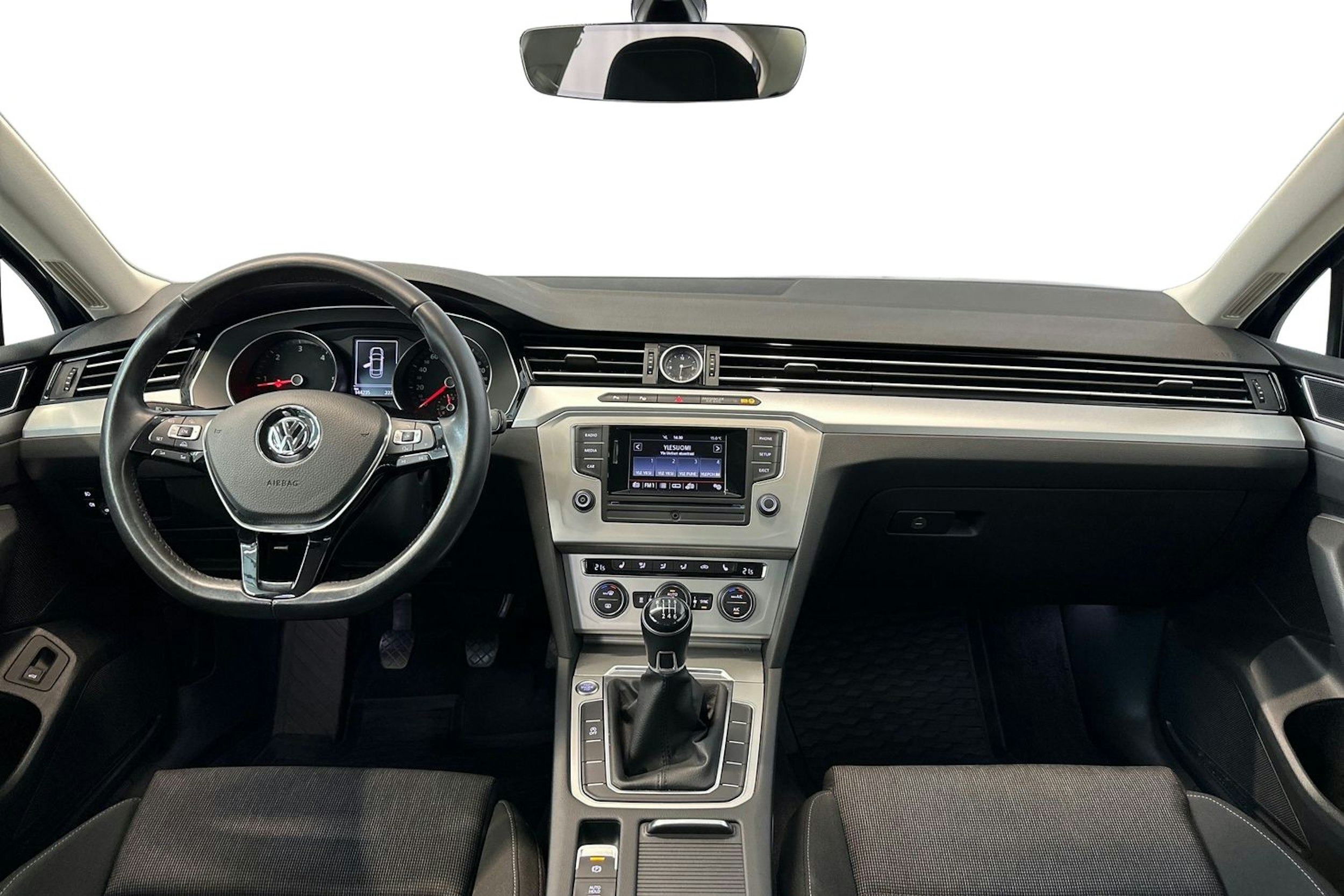 sininen Volkswagen Passat 2016 kuva 9.