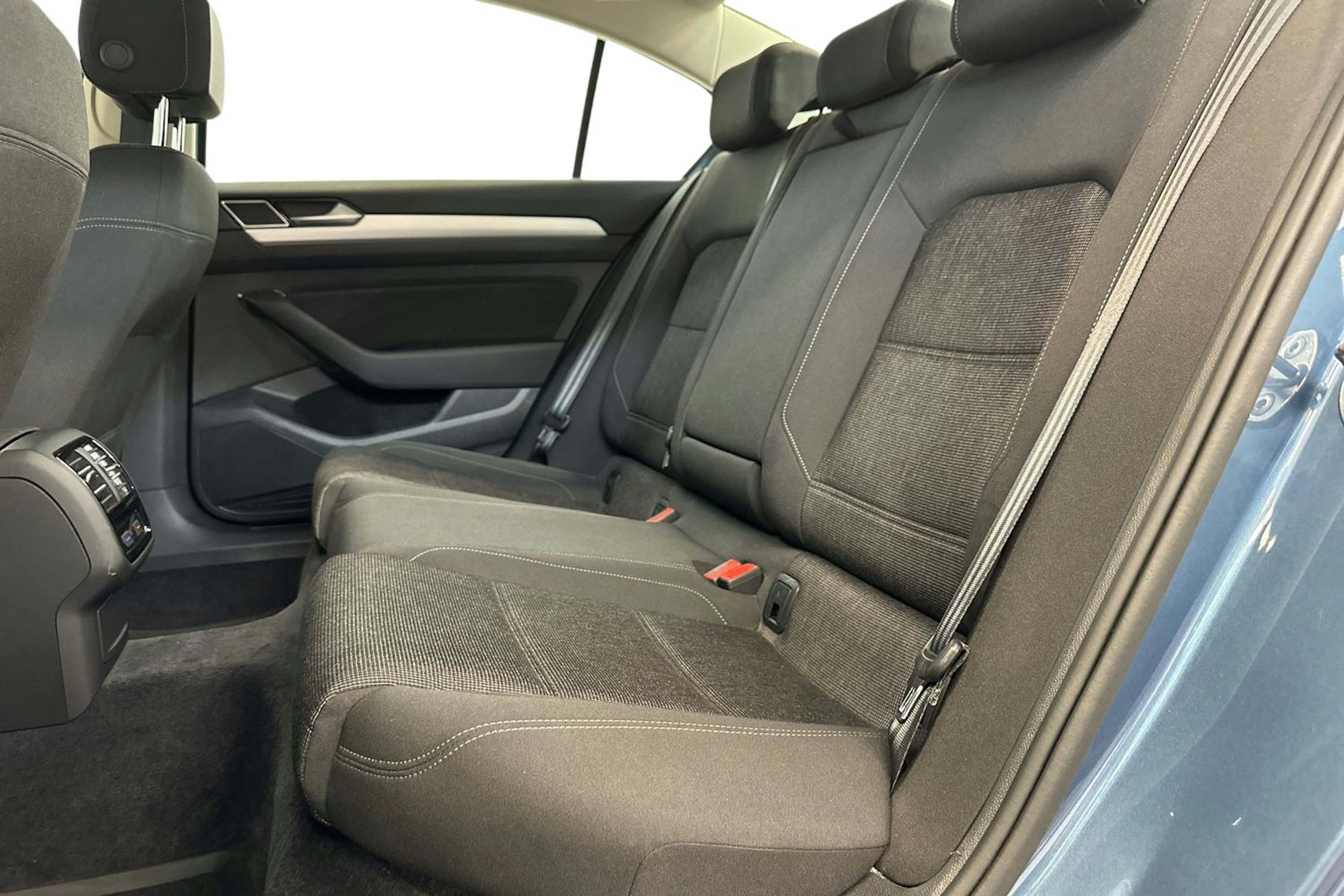 sininen Volkswagen Passat 2016 kuva 10.