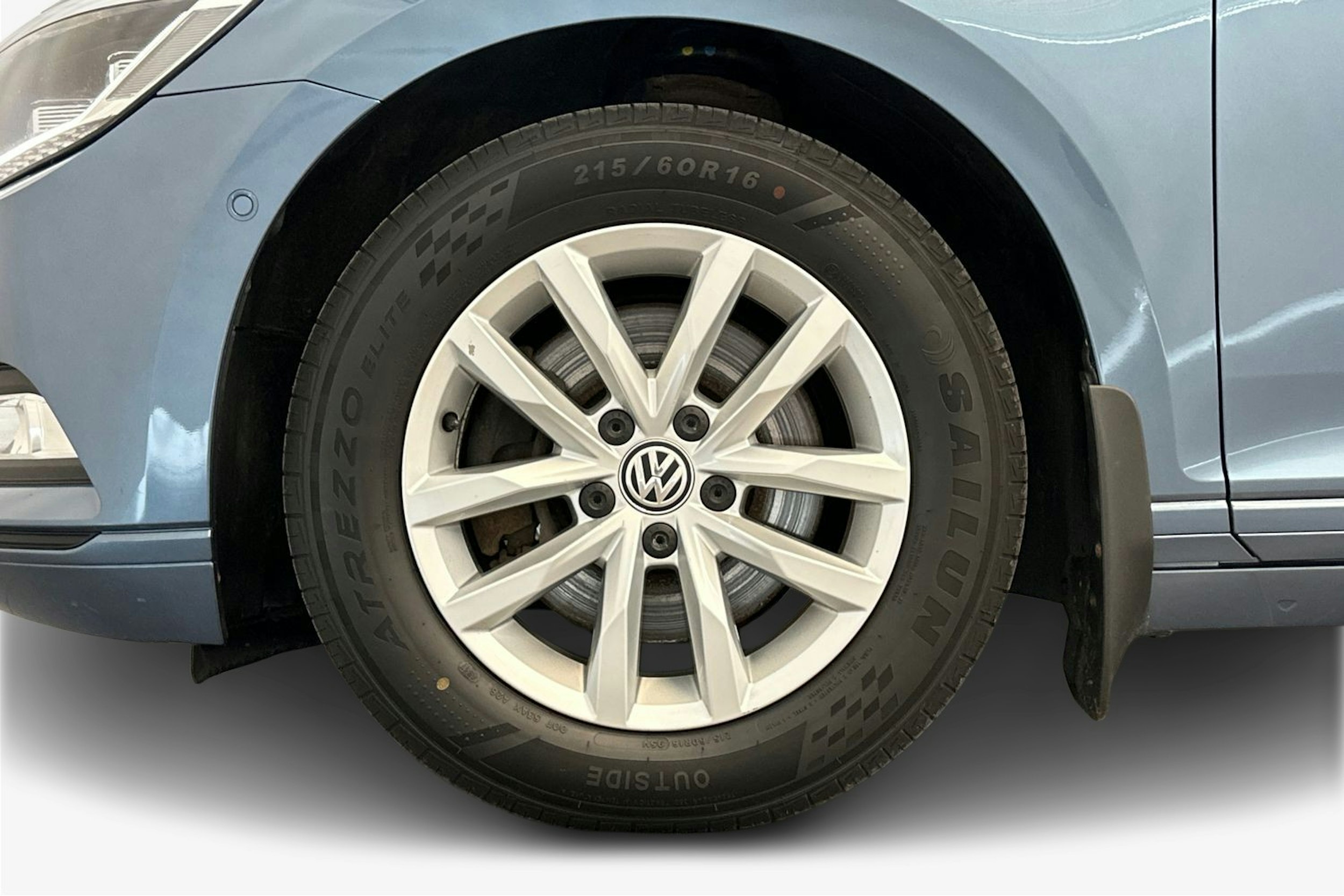sininen Volkswagen Passat 2016 kuva 11.