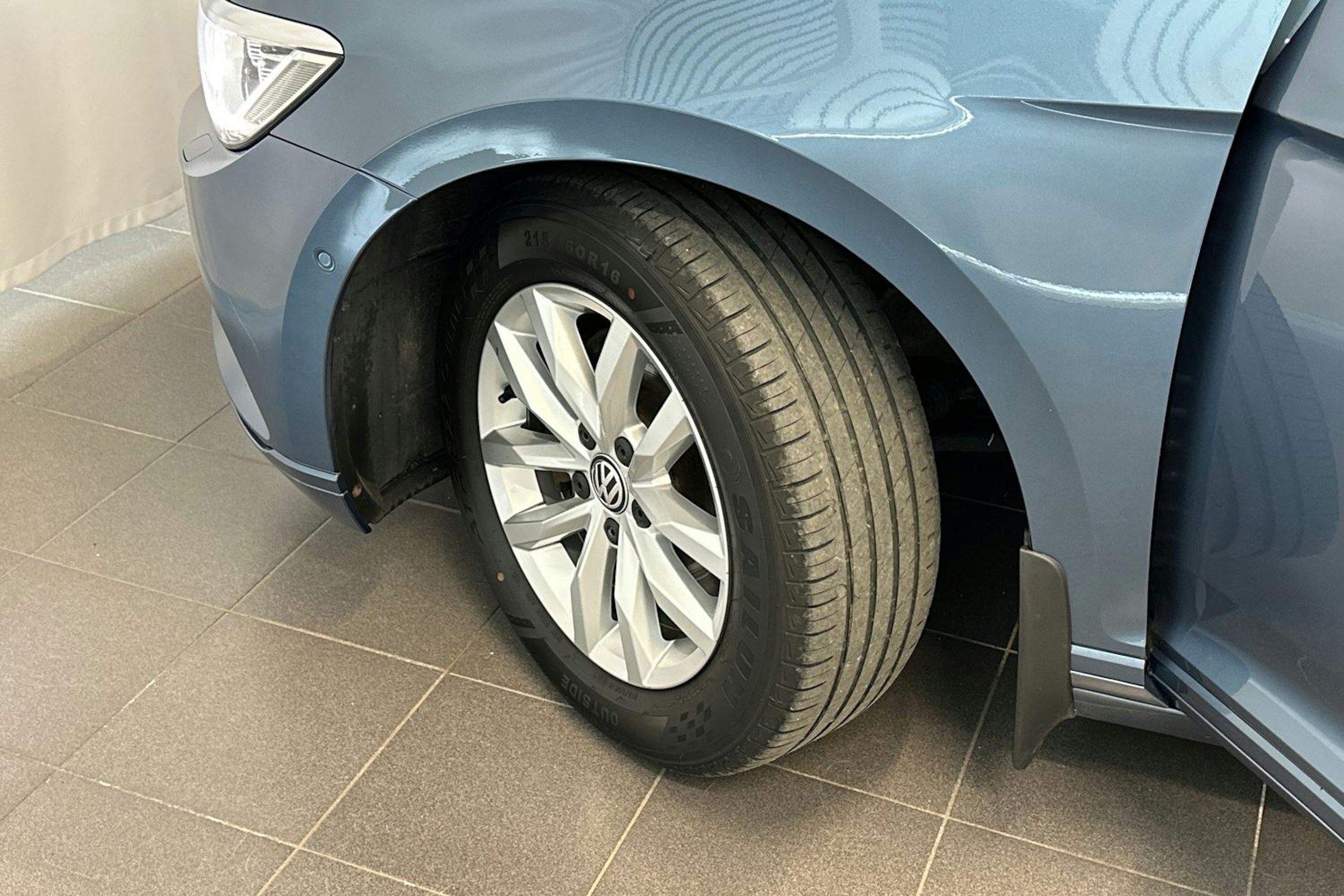 sininen Volkswagen Passat 2016 kuva 13.