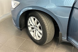 sininen Volkswagen Passat 2016 kuva 13.
