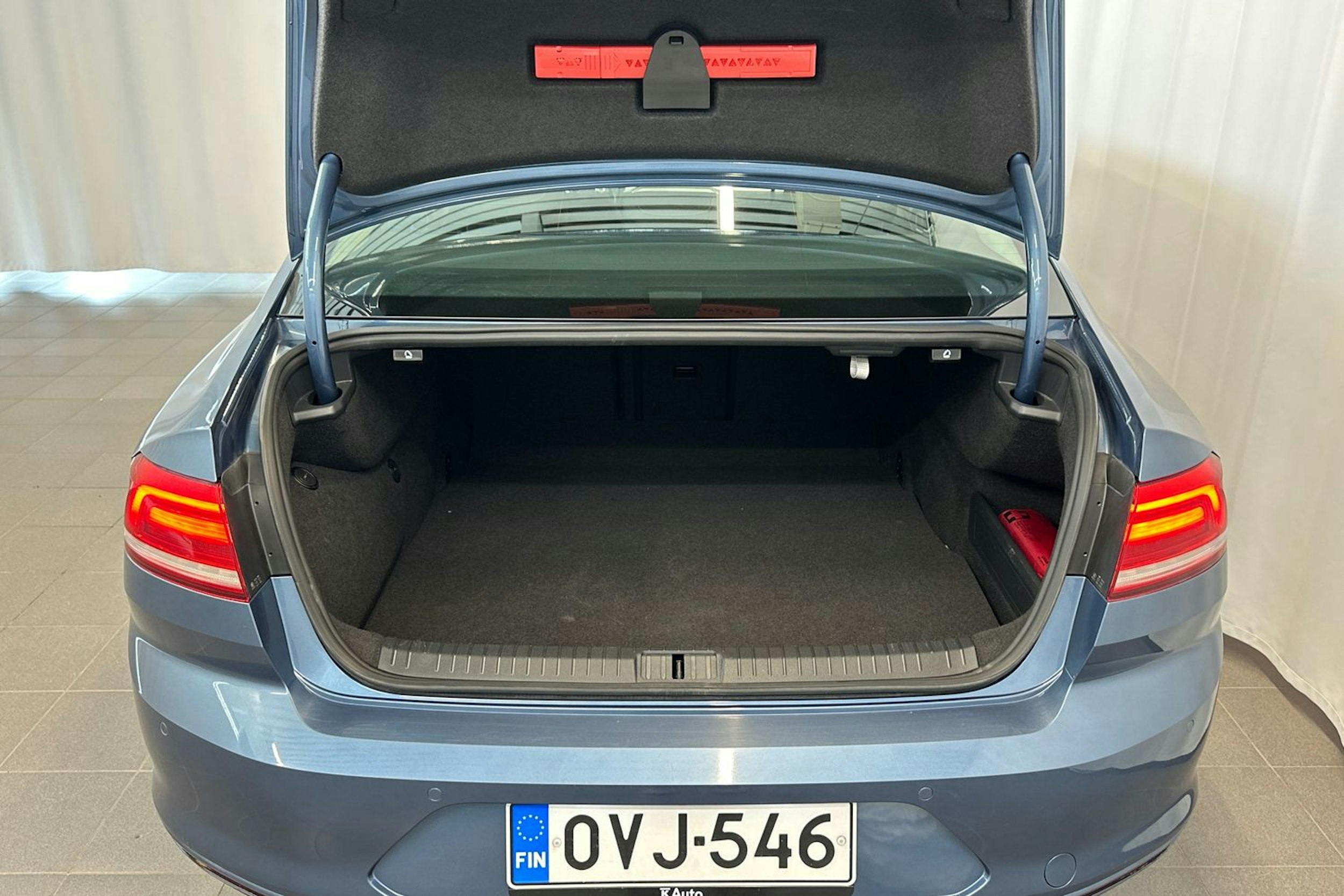 sininen Volkswagen Passat 2016 kuva 15.