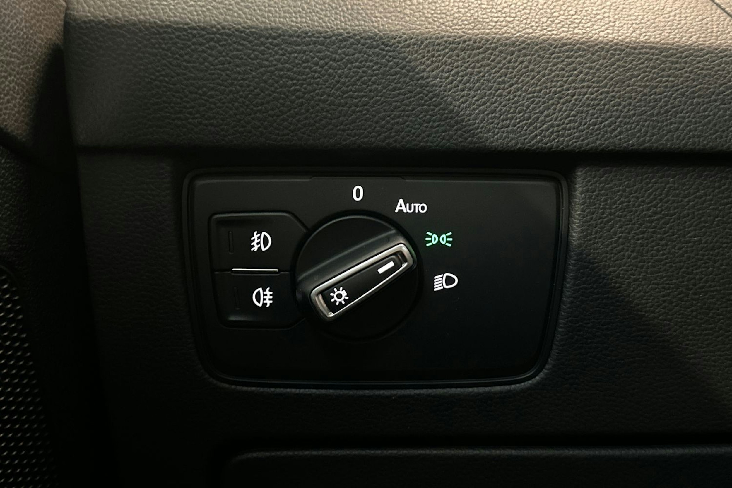 sininen Volkswagen Passat 2016 kuva 17.