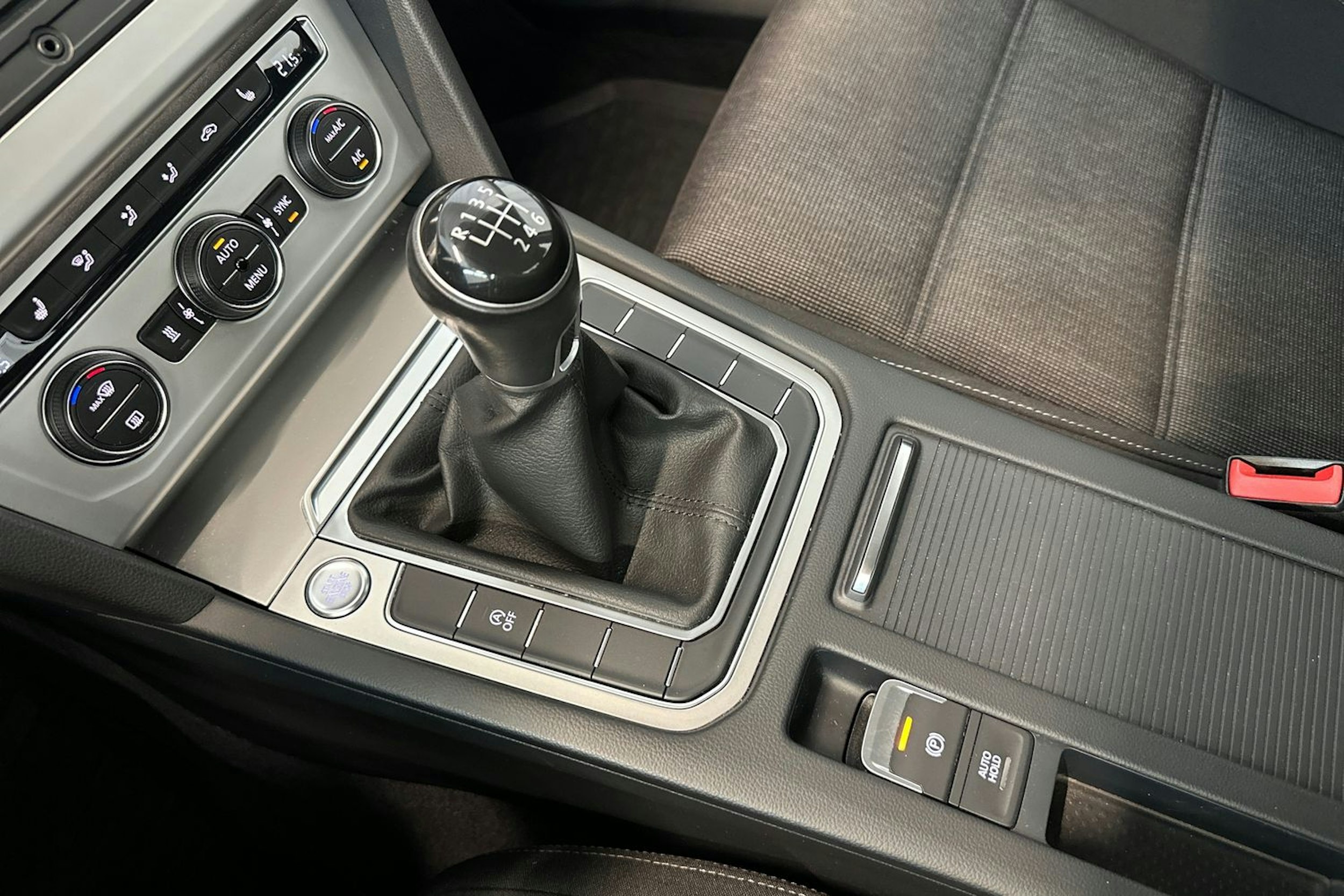 sininen Volkswagen Passat 2016 kuva 21.
