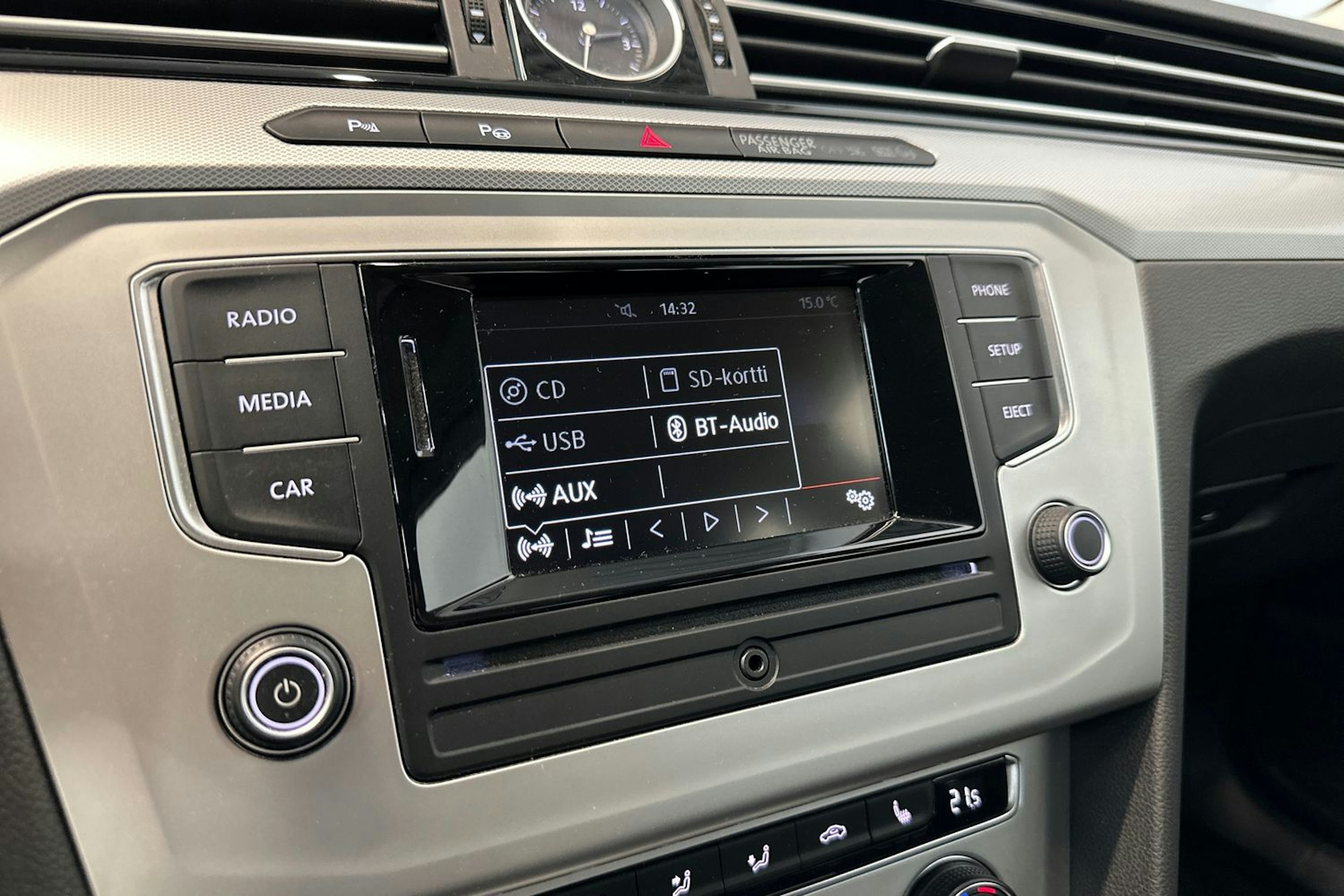 sininen Volkswagen Passat 2016 kuva 22.