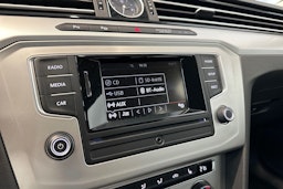 sininen Volkswagen Passat 2016 kuva 22.