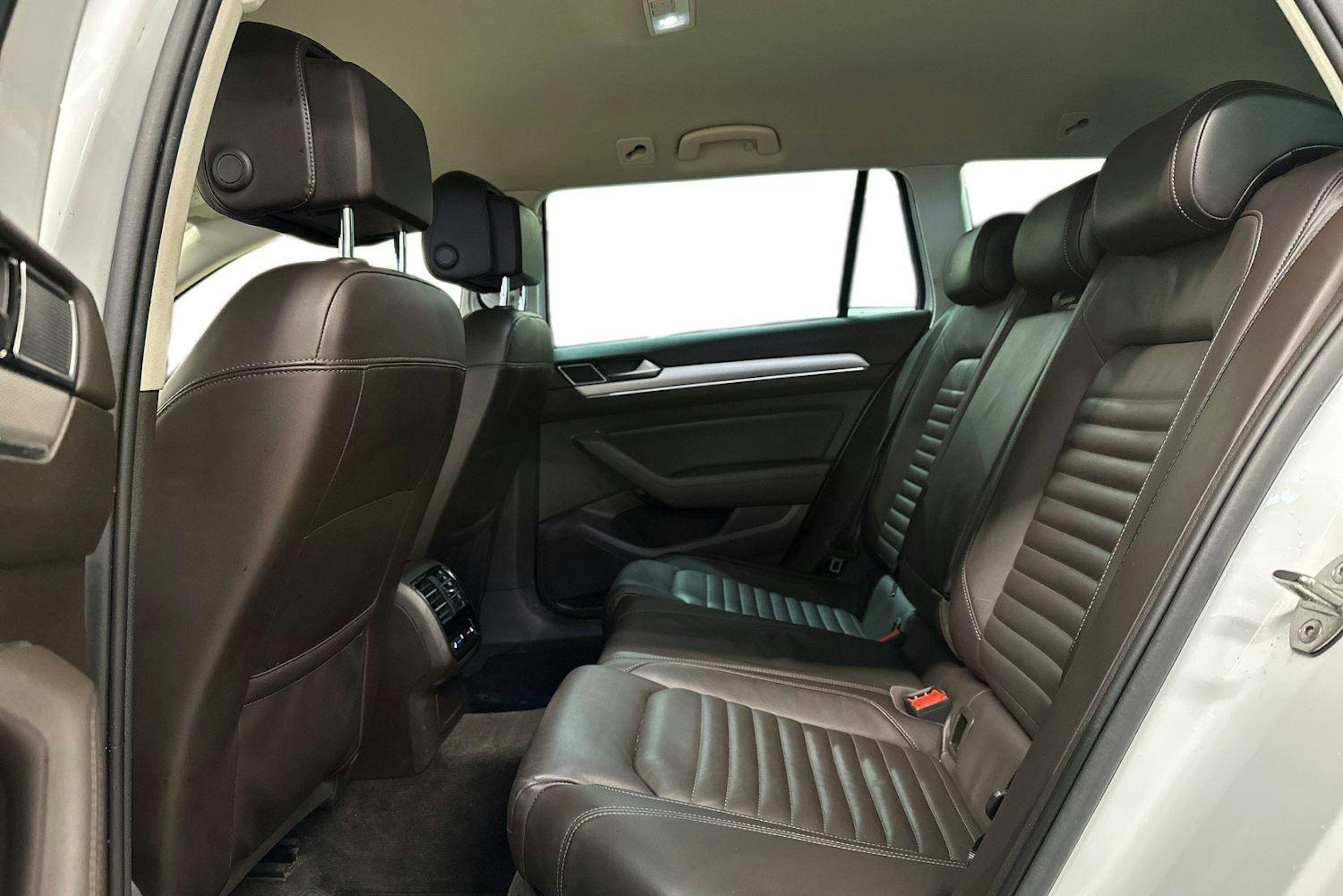 valkoinen Volkswagen Passat 2016 kuva 10.