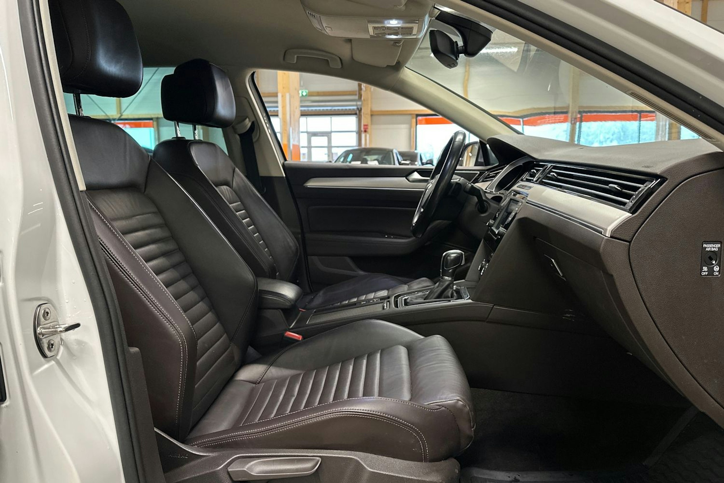 valkoinen Volkswagen Passat 2016 kuva 14.