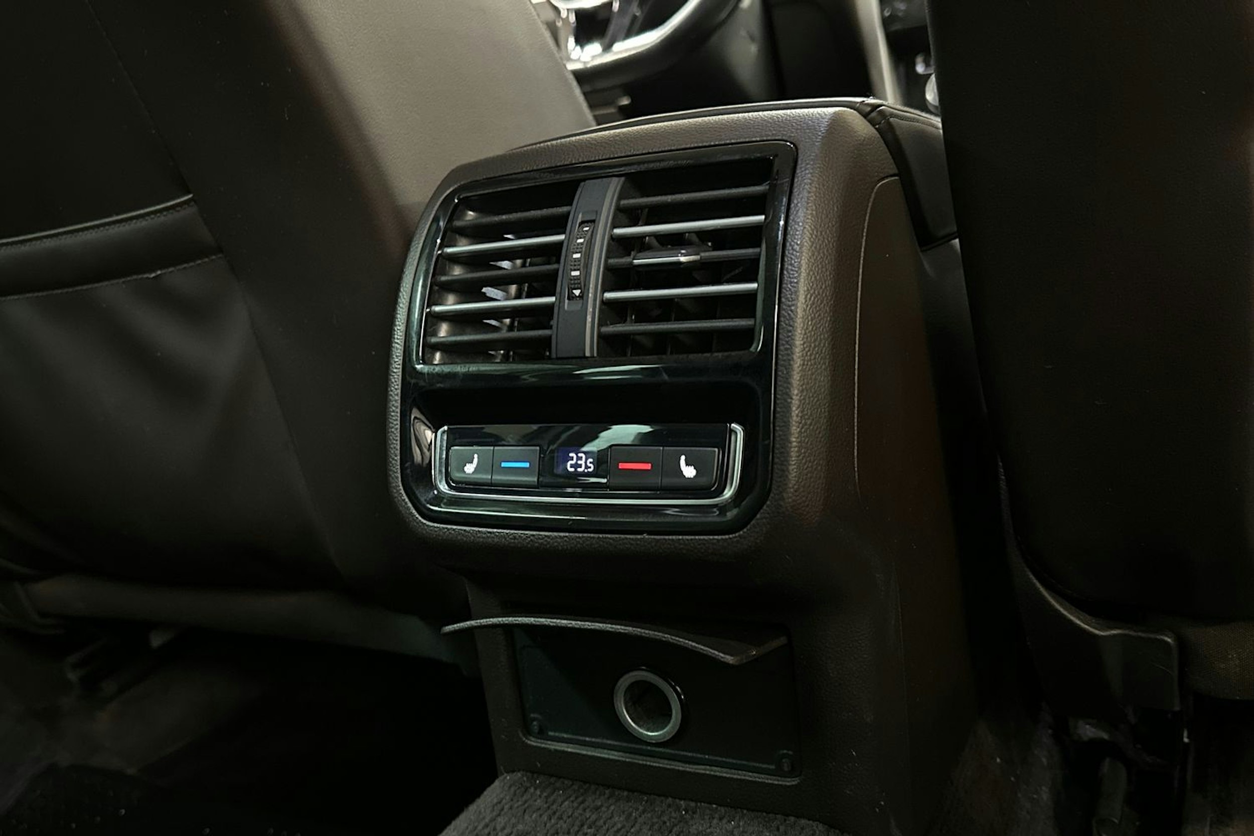 valkoinen Volkswagen Passat 2016 kuva 15.