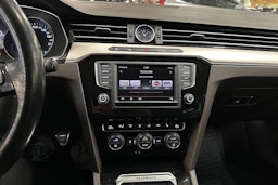 valkoinen Volkswagen Passat 2016 kuva 22.