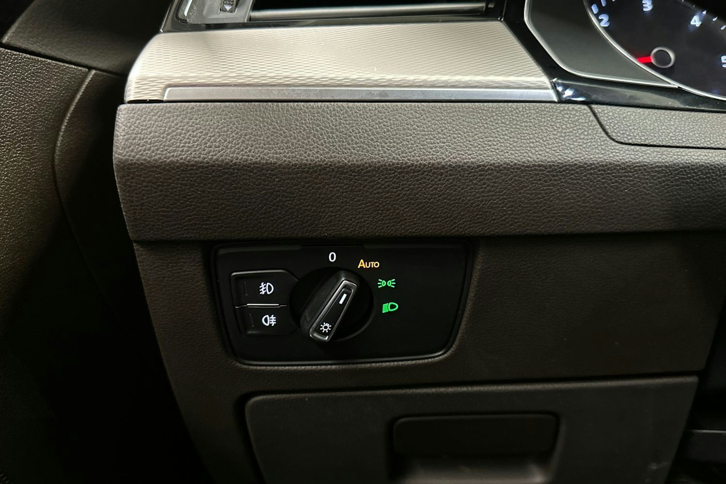 valkoinen Volkswagen Passat 2016 kuva 29.