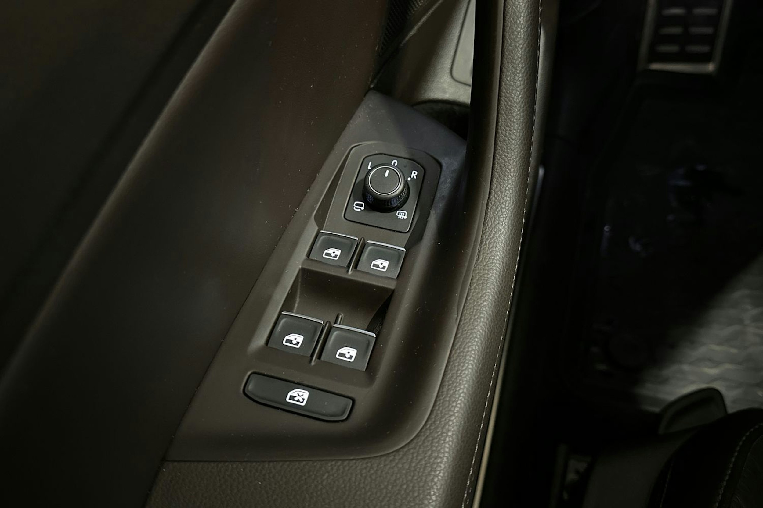 valkoinen Volkswagen Passat 2016 kuva 30.