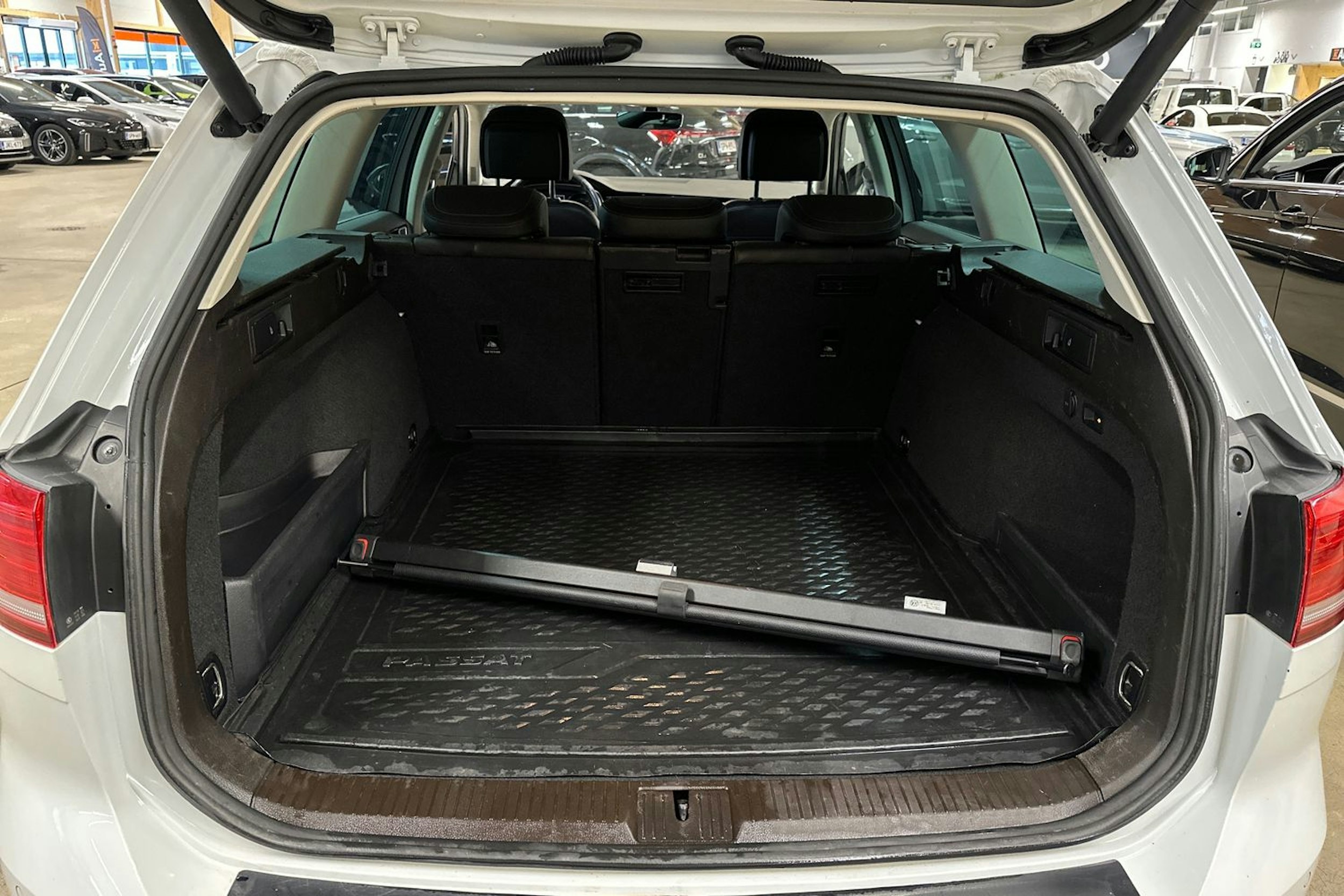 valkoinen Volkswagen Passat 2016 kuva 32.