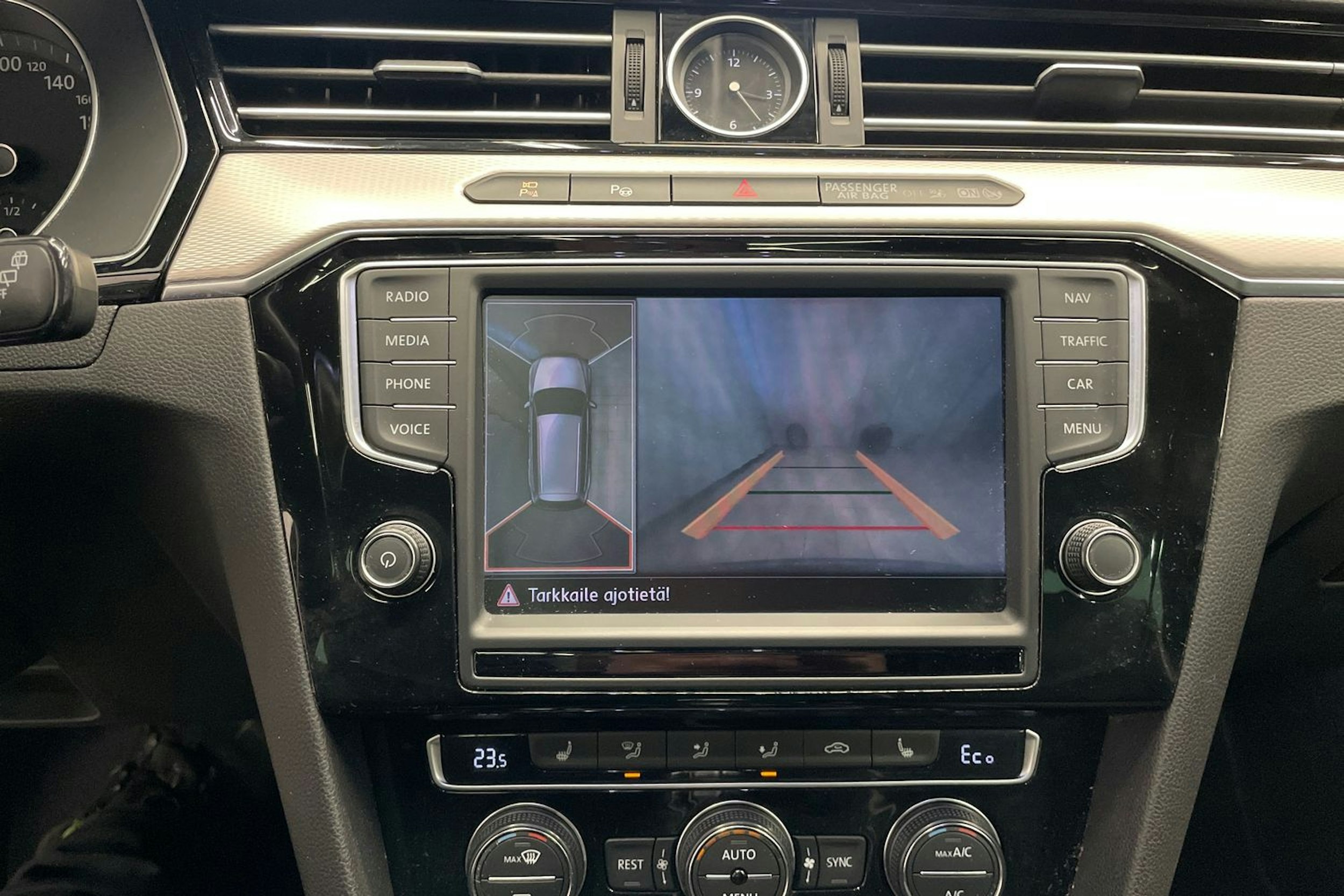 harmaa Volkswagen Passat 2016 kuva 18.