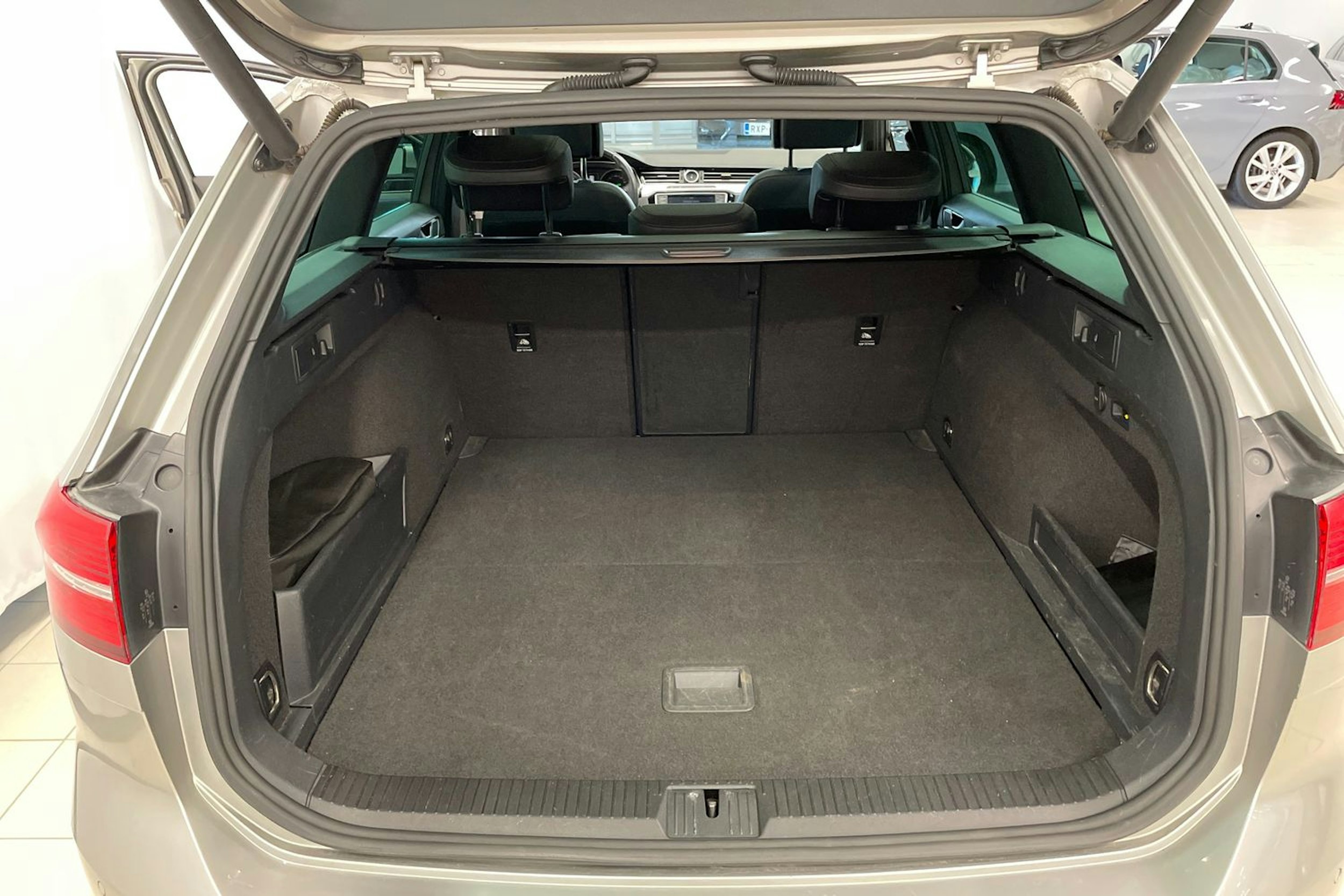 harmaa Volkswagen Passat 2016 kuva 21.