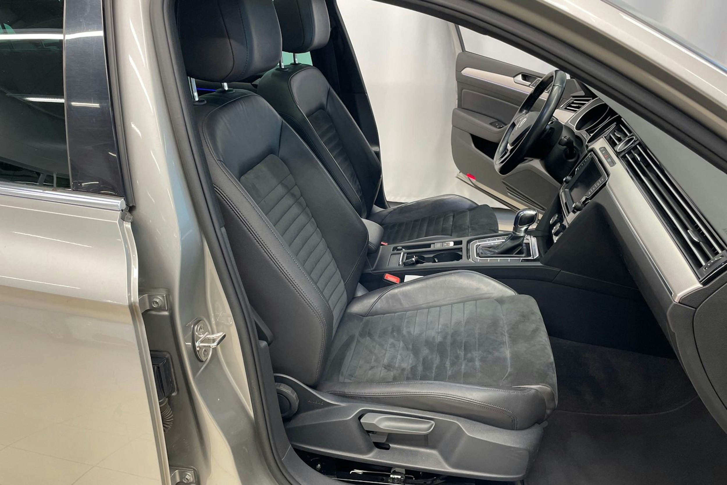 harmaa Volkswagen Passat 2016 kuva 28.