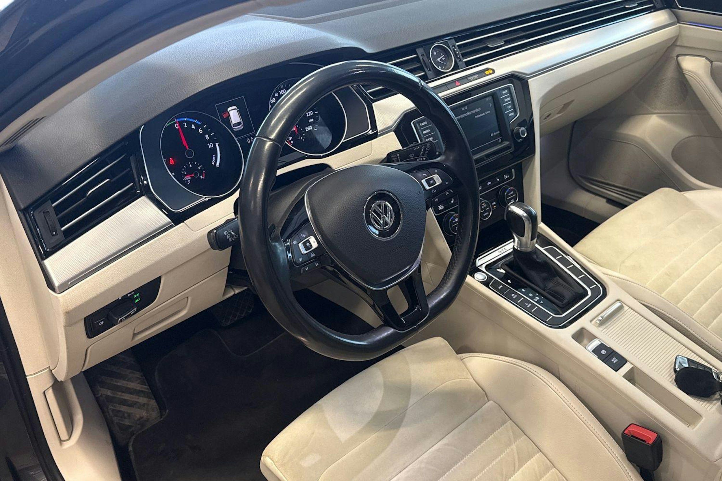 harmaa Volkswagen Passat 2017 kuva 7.