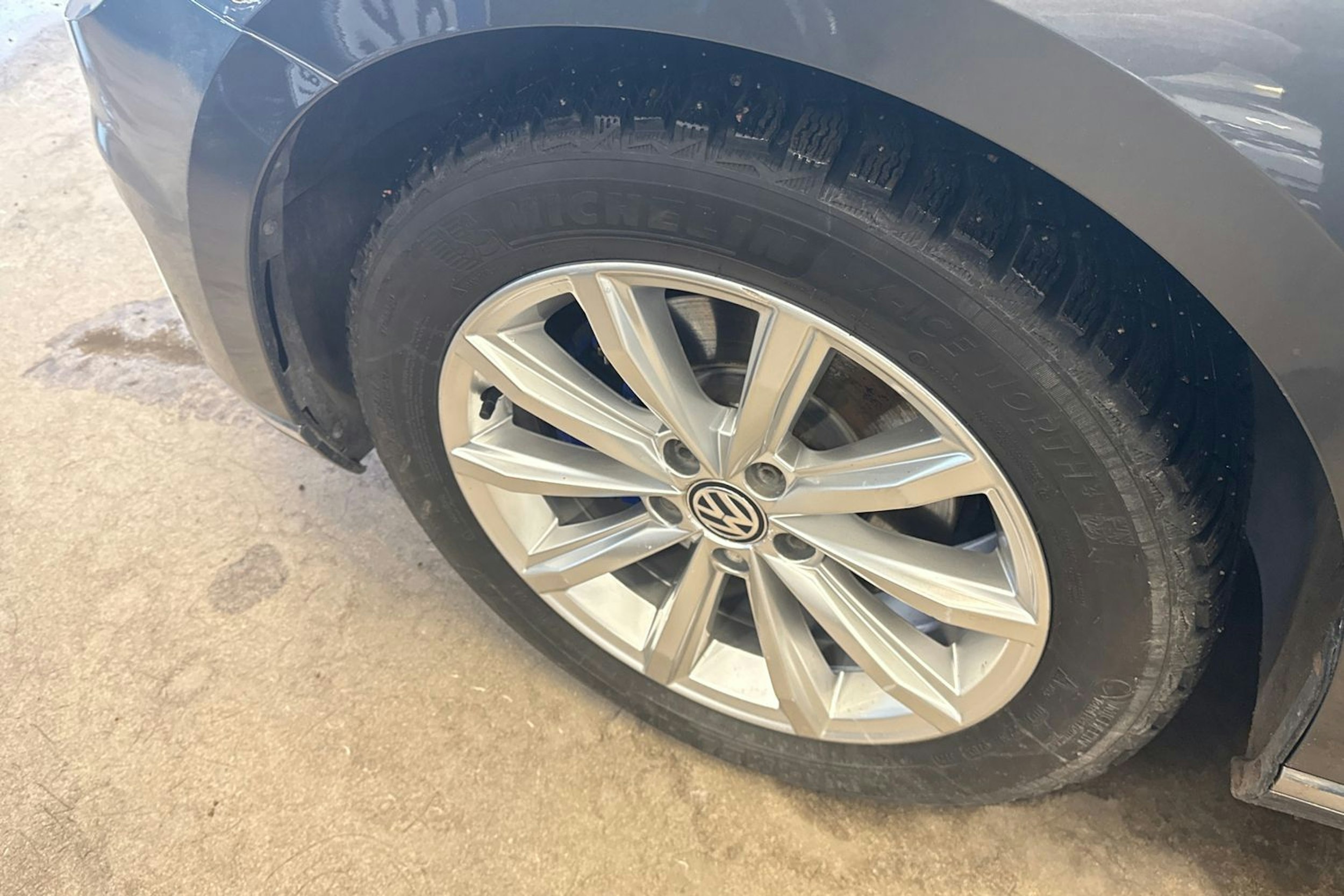 harmaa Volkswagen Passat 2017 kuva 13.