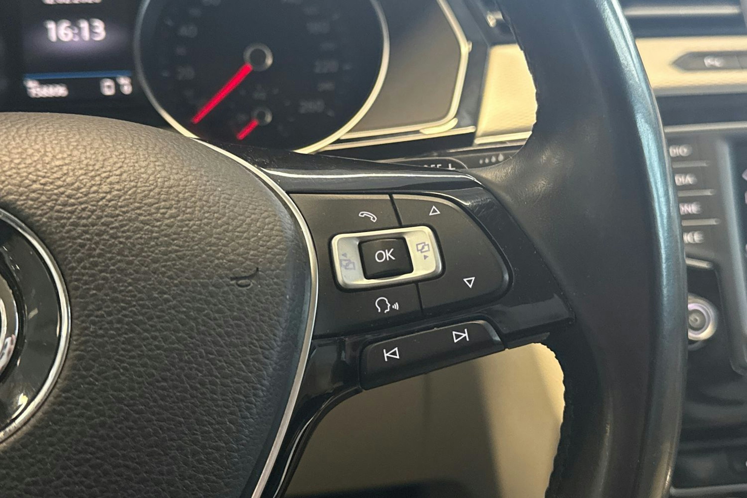 harmaa Volkswagen Passat 2017 kuva 16.