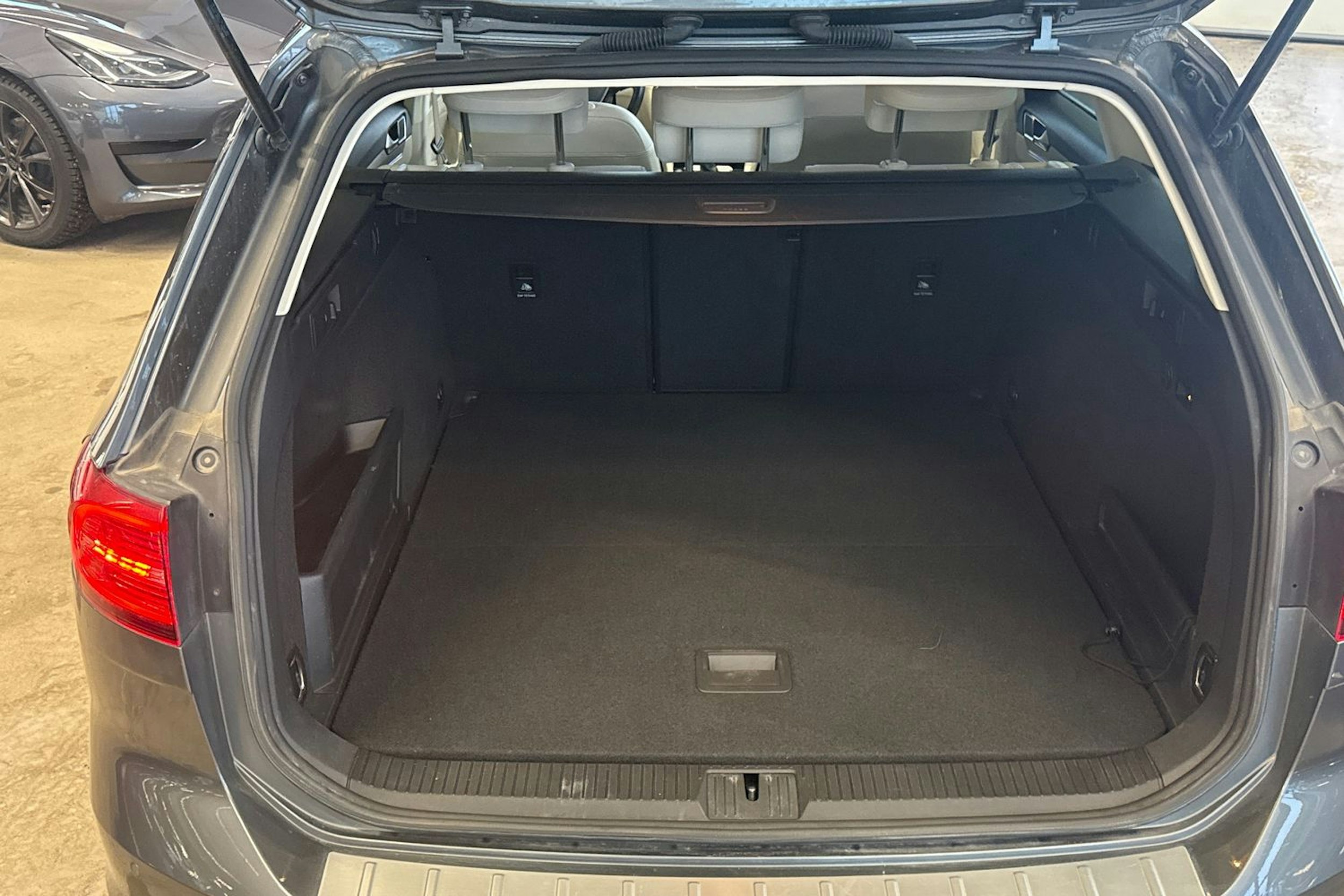 harmaa Volkswagen Passat 2017 kuva 24.