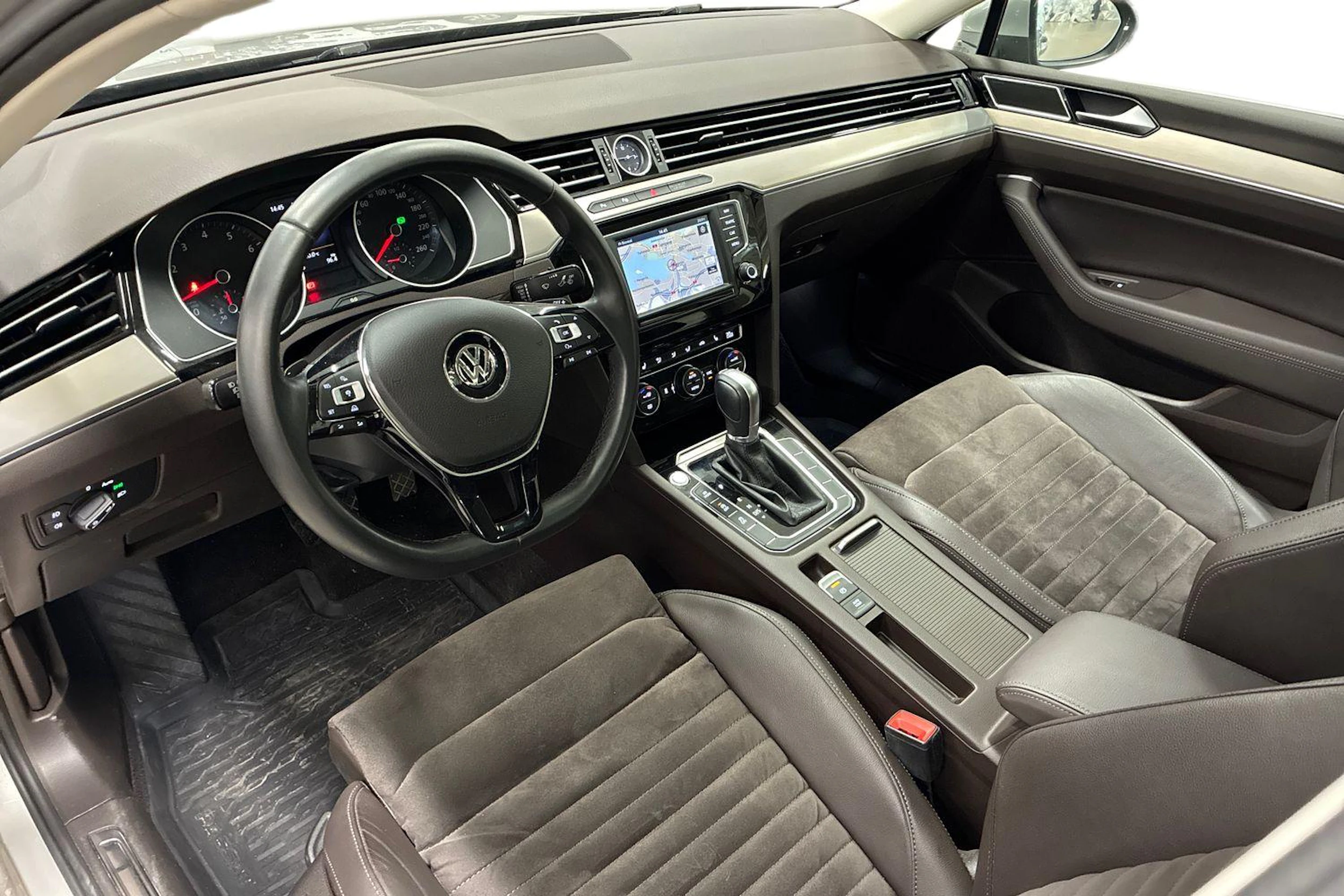harmaa Volkswagen Passat 2016 kuva 3.