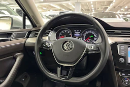 harmaa Volkswagen Passat 2016 kuva 5.