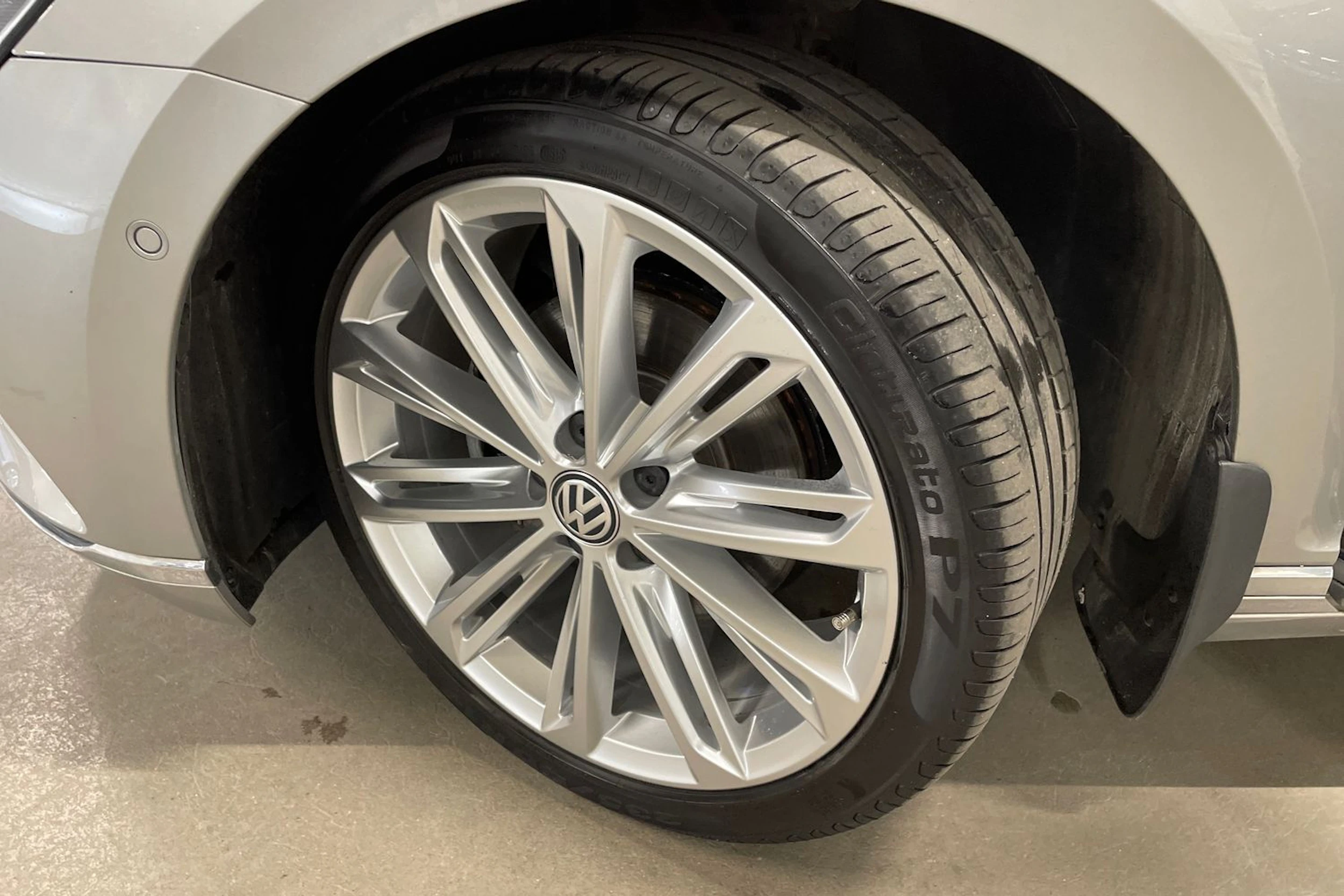 harmaa Volkswagen Passat 2016 kuva 10.