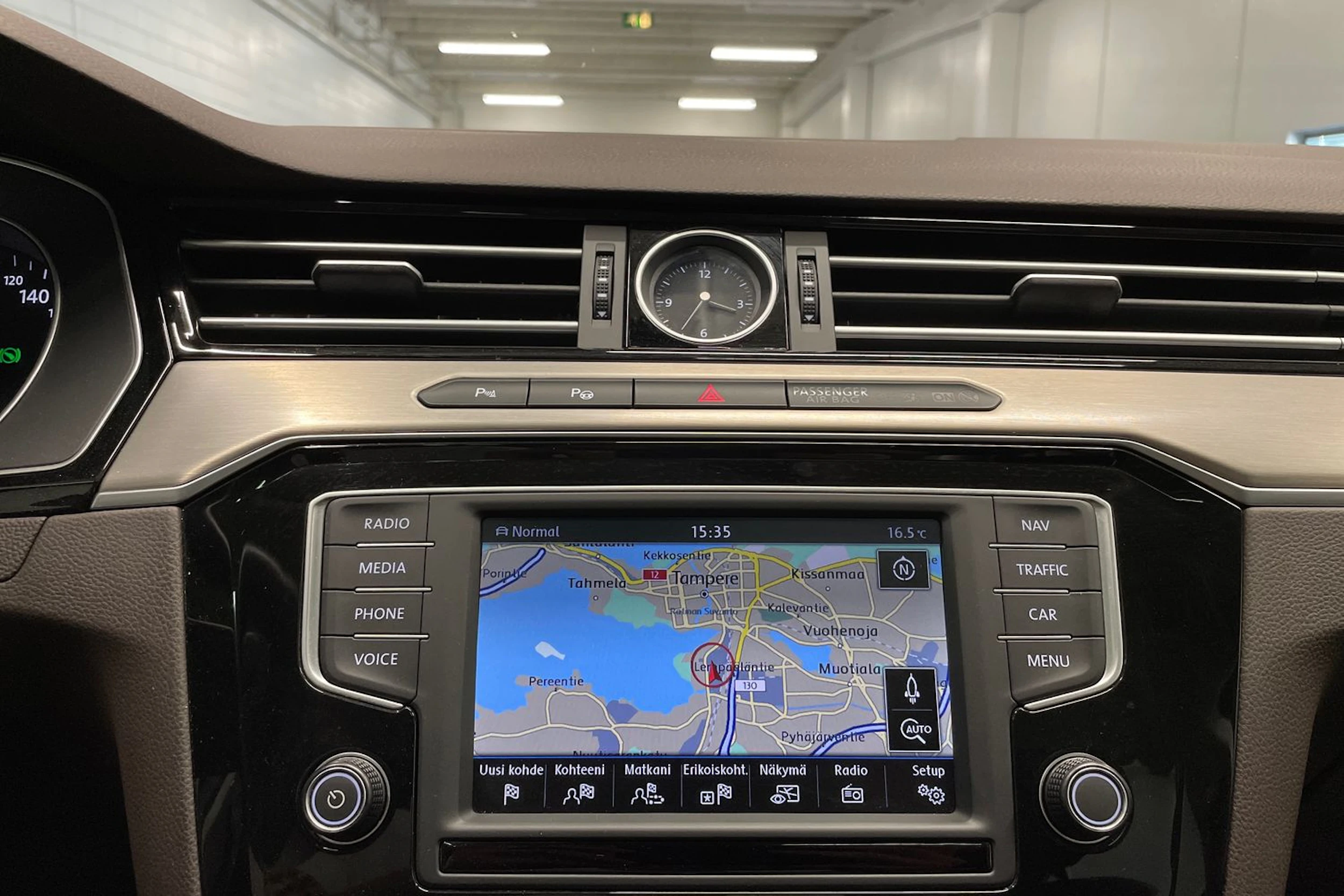 harmaa Volkswagen Passat 2016 kuva 15.