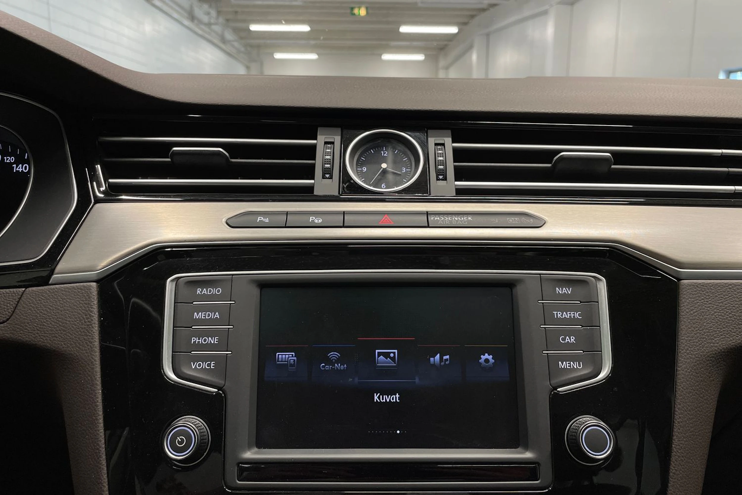 harmaa Volkswagen Passat 2016 kuva 16.