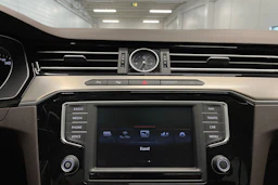 harmaa Volkswagen Passat 2016 kuva 16.