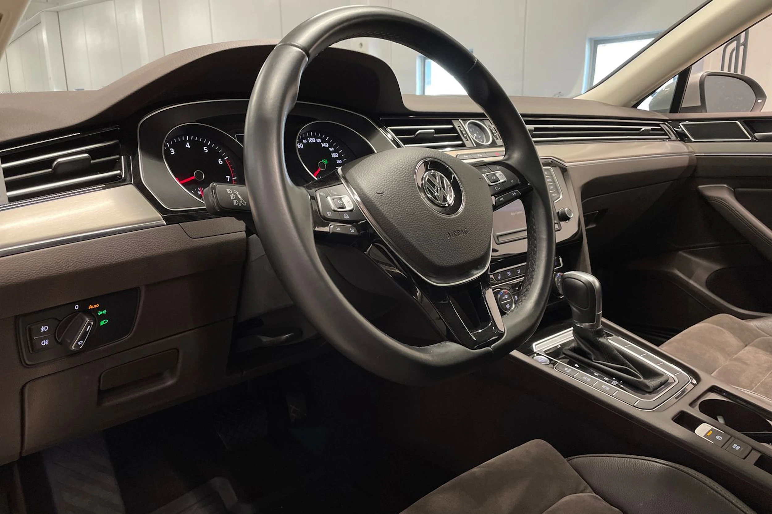 harmaa Volkswagen Passat 2016 kuva 24.