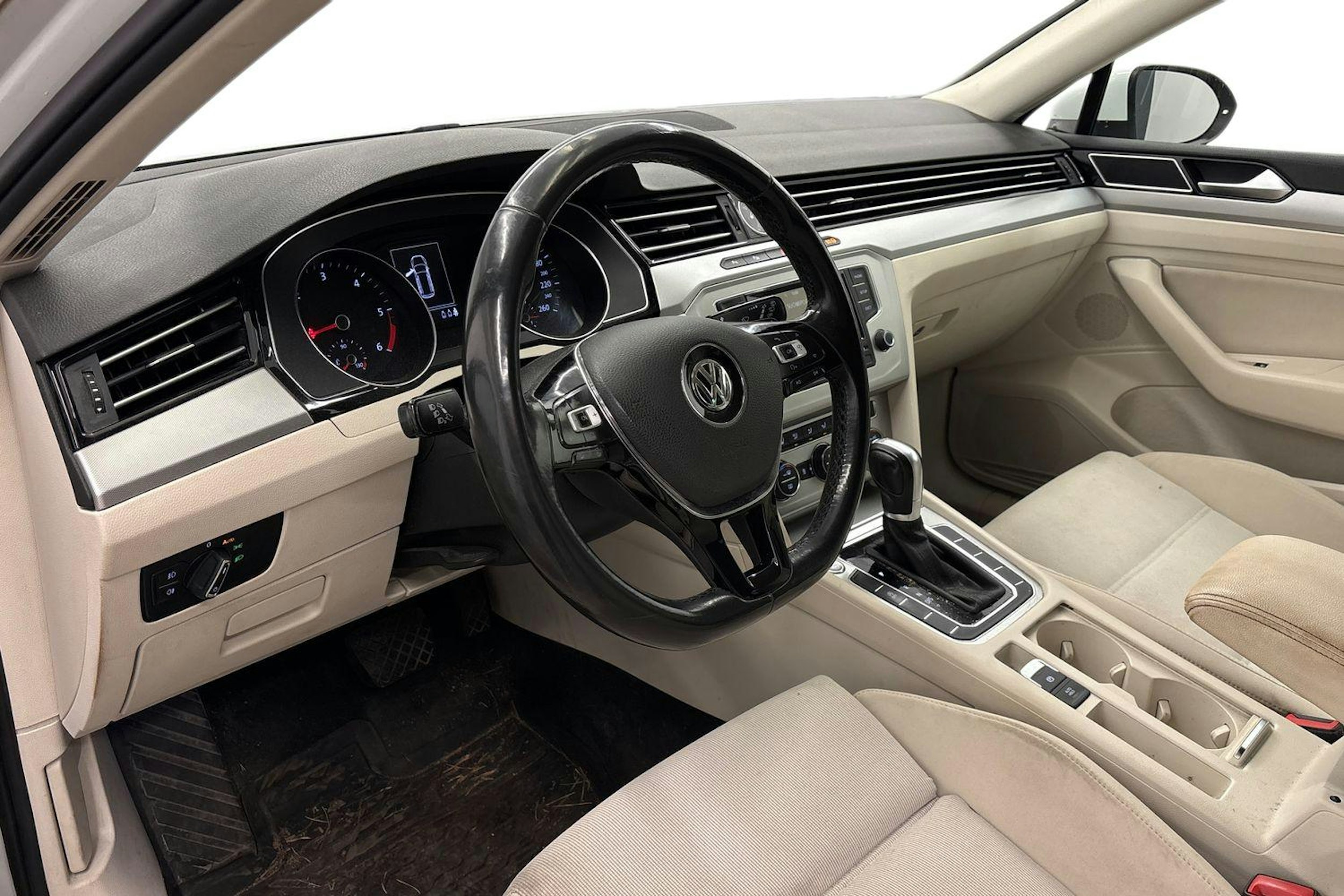 valkoinen Volkswagen Passat 2016 kuva 3.