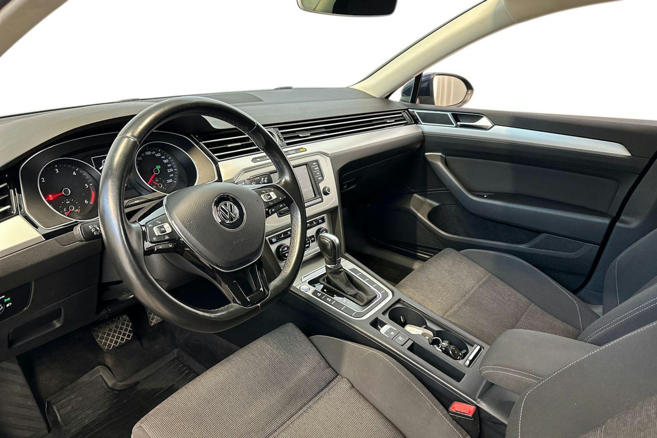 sininen Volkswagen Passat 2016 kuva 7.