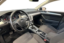 sininen Volkswagen Passat 2016 kuva 7.