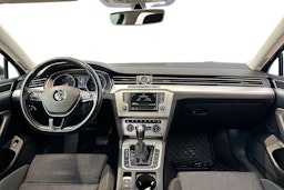 sininen Volkswagen Passat 2016 kuva 9.