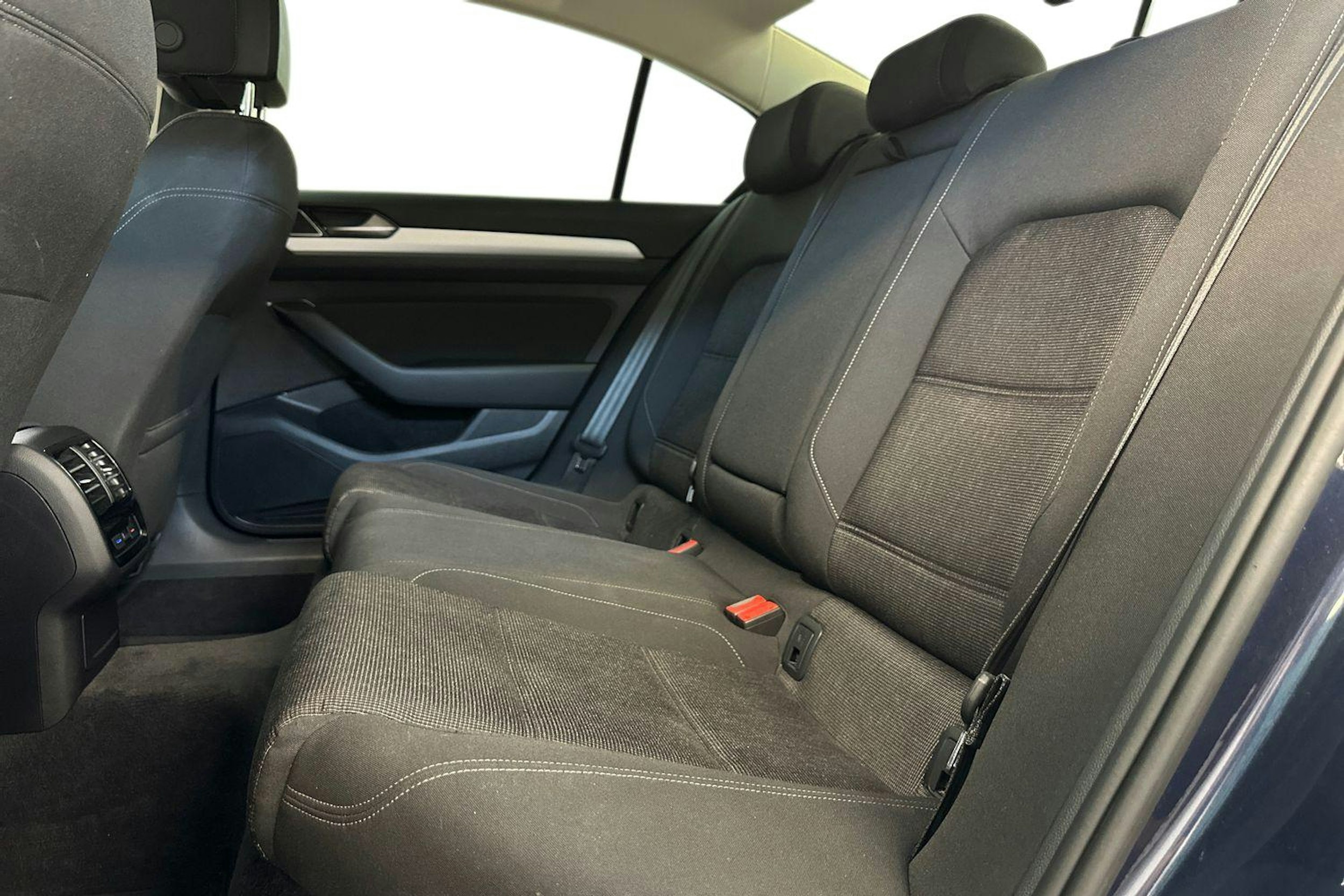 sininen Volkswagen Passat 2016 kuva 10.