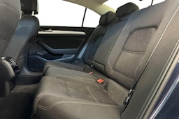 sininen Volkswagen Passat 2016 kuva 10.