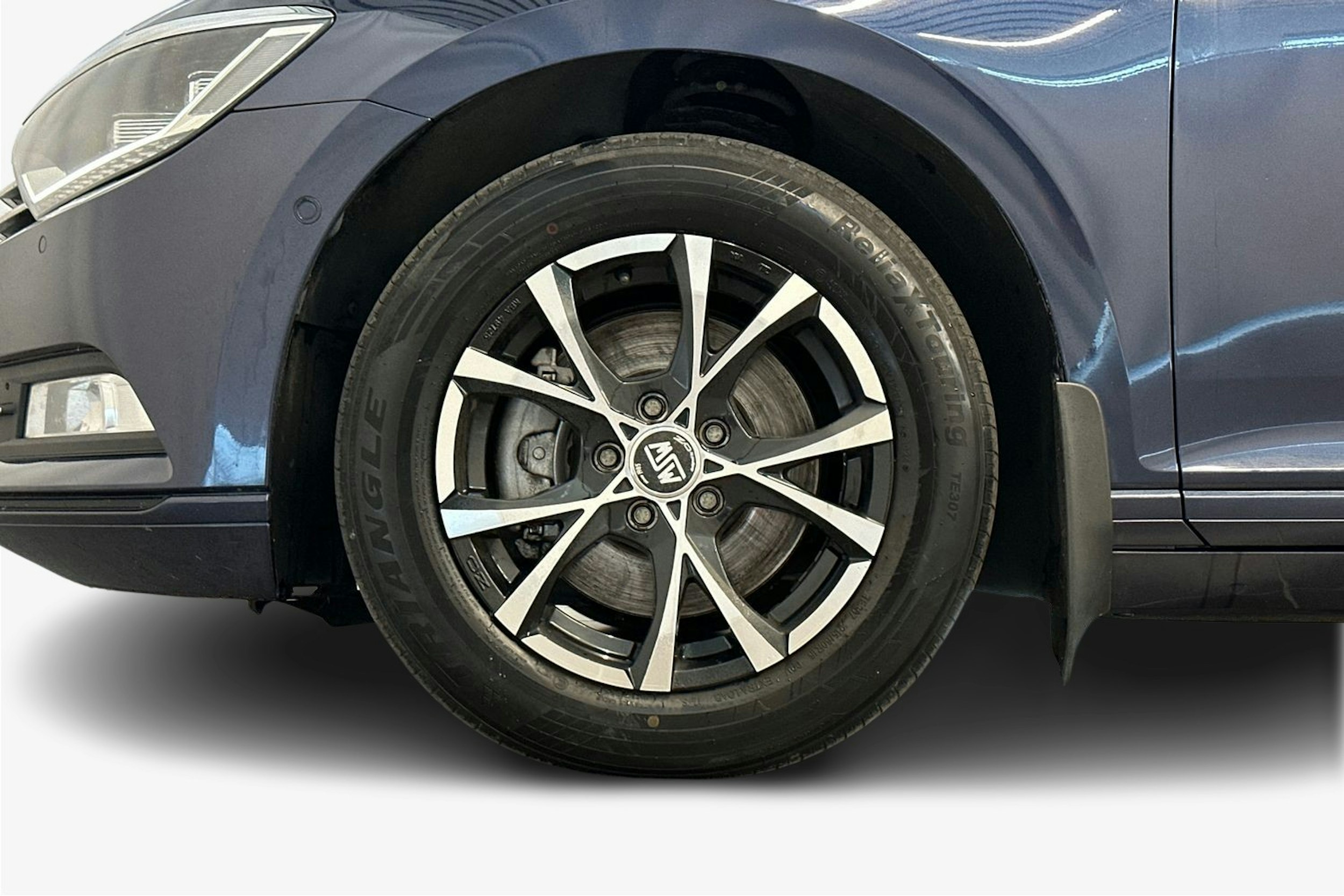 sininen Volkswagen Passat 2016 kuva 11.