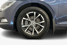 sininen Volkswagen Passat 2016 kuva 11.