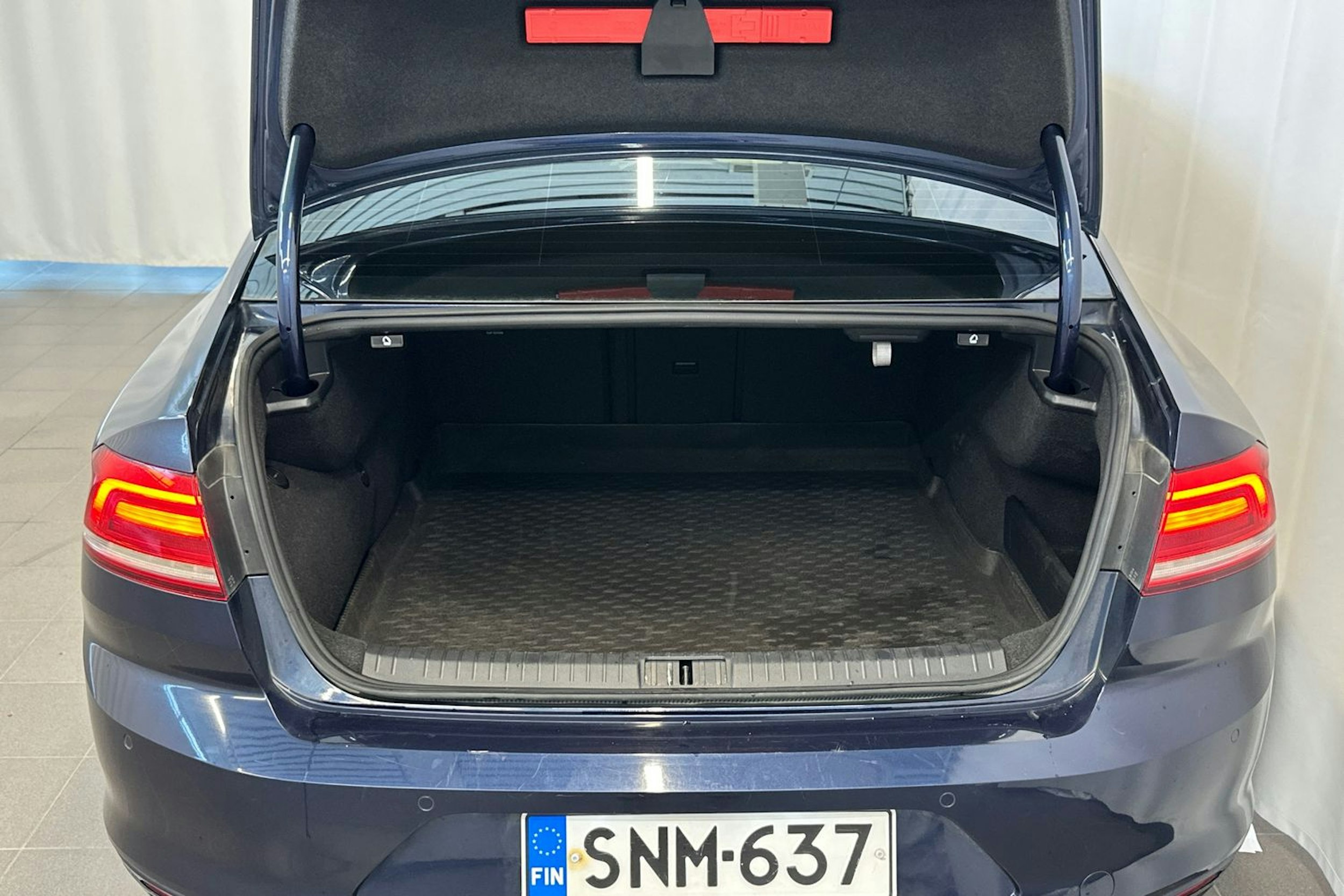sininen Volkswagen Passat 2016 kuva 15.