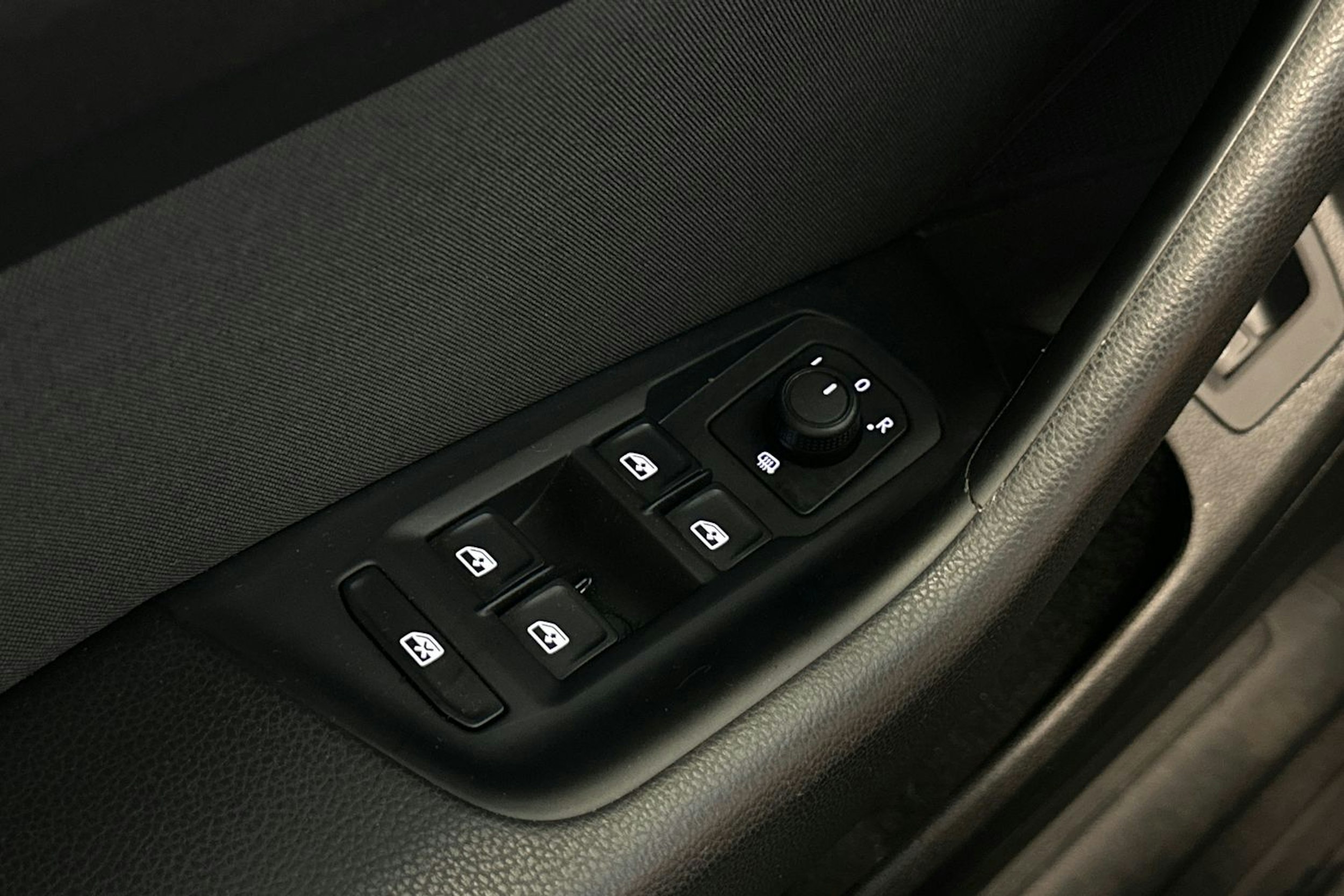 sininen Volkswagen Passat 2016 kuva 17.