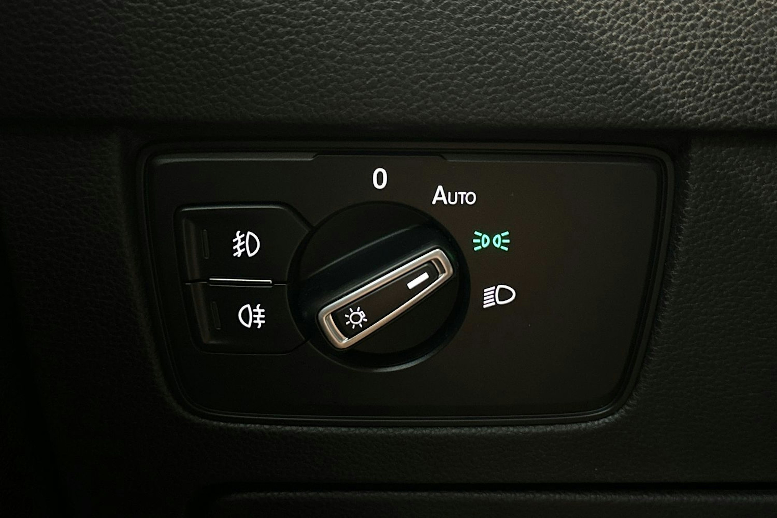 sininen Volkswagen Passat 2016 kuva 18.