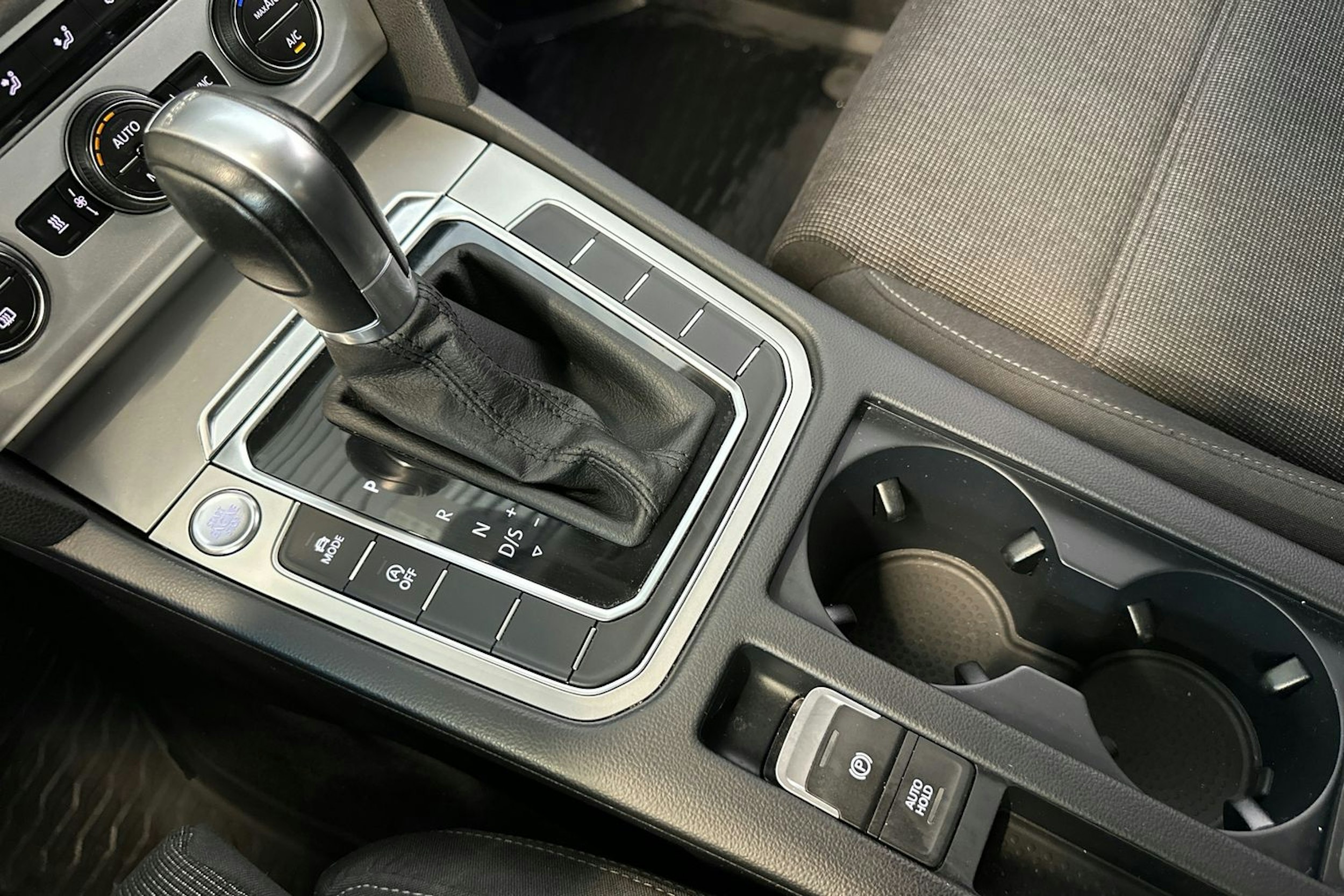sininen Volkswagen Passat 2016 kuva 22.