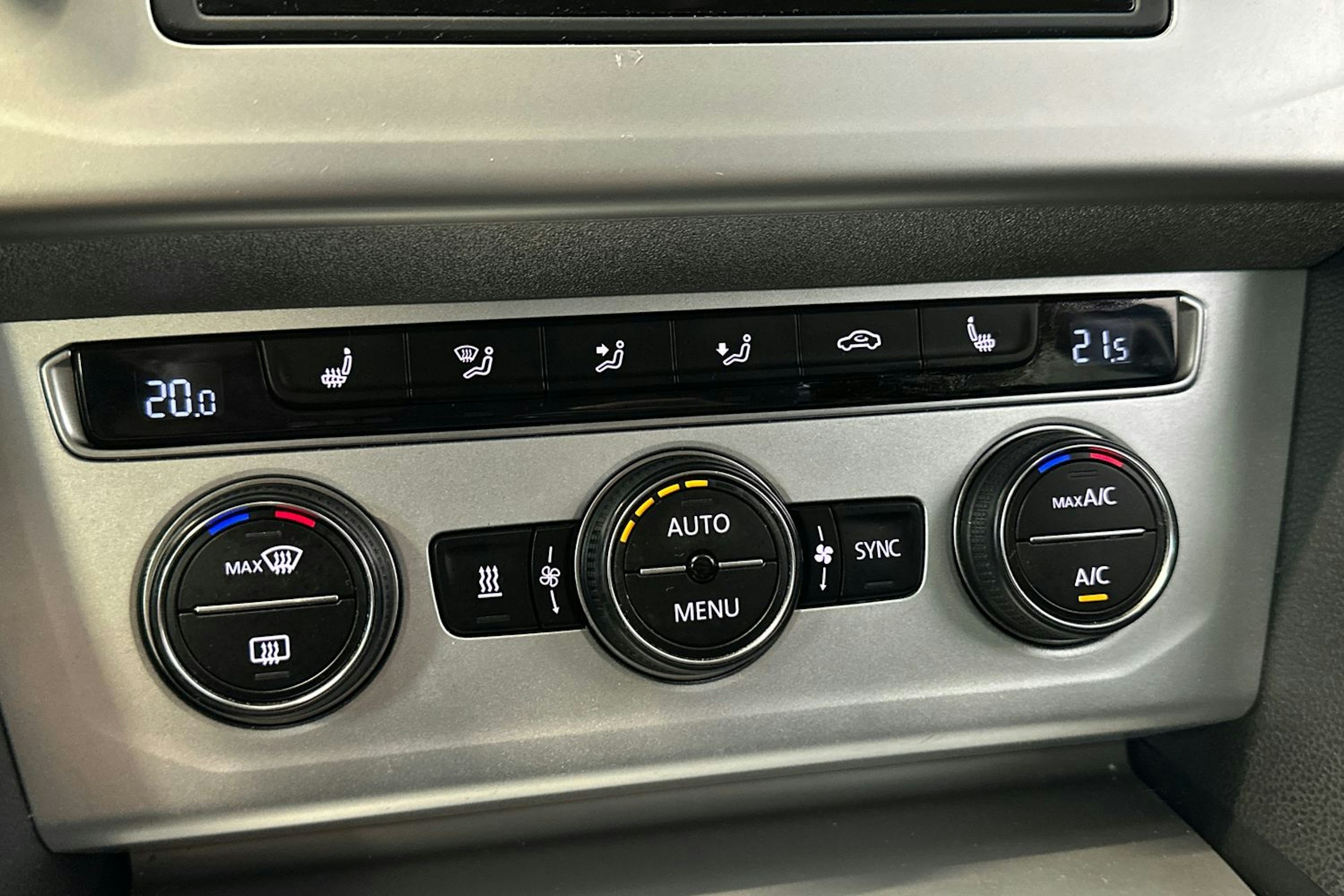 sininen Volkswagen Passat 2016 kuva 23.
