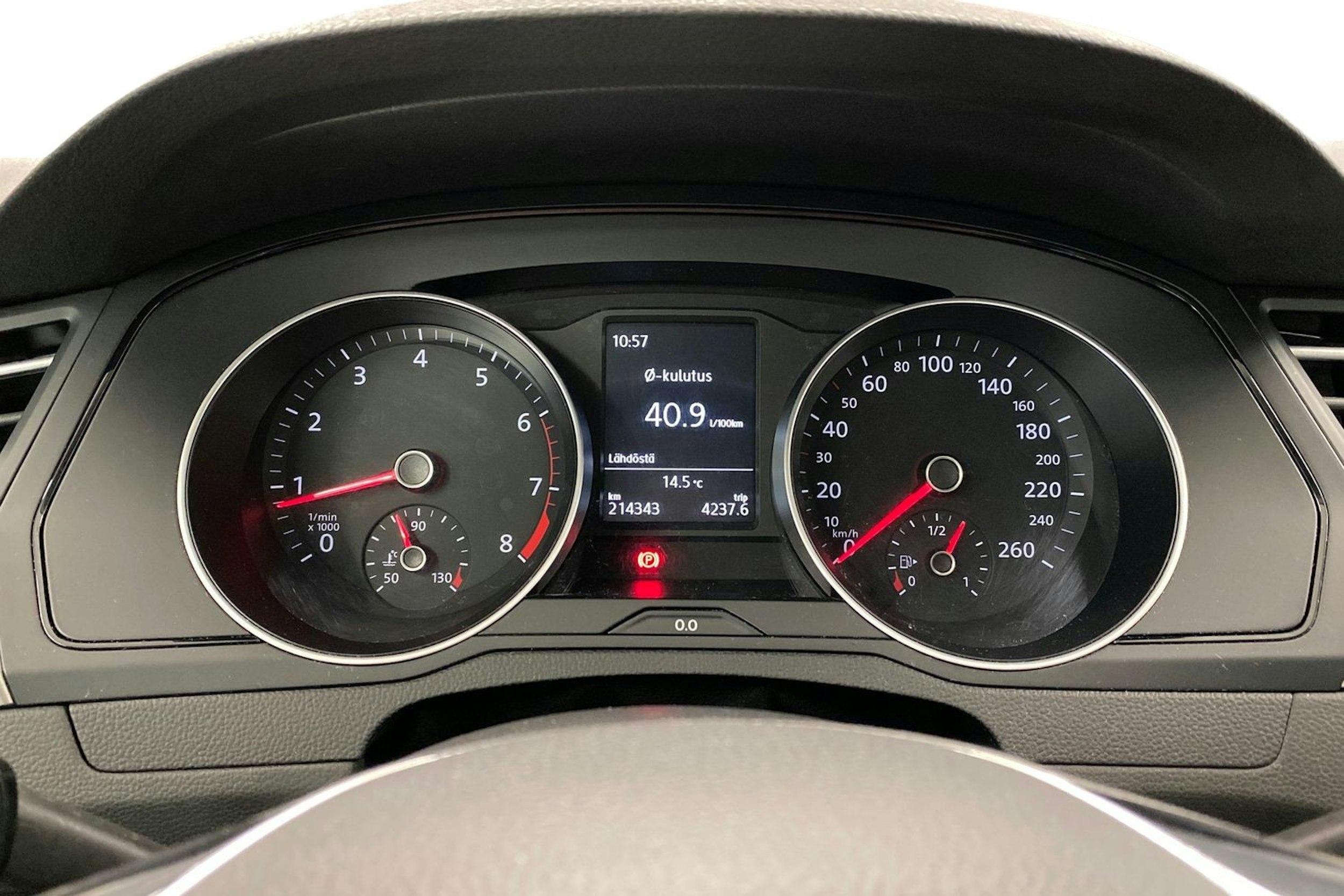Harmaa Volkswagen Passat 2016 kuva 7.
