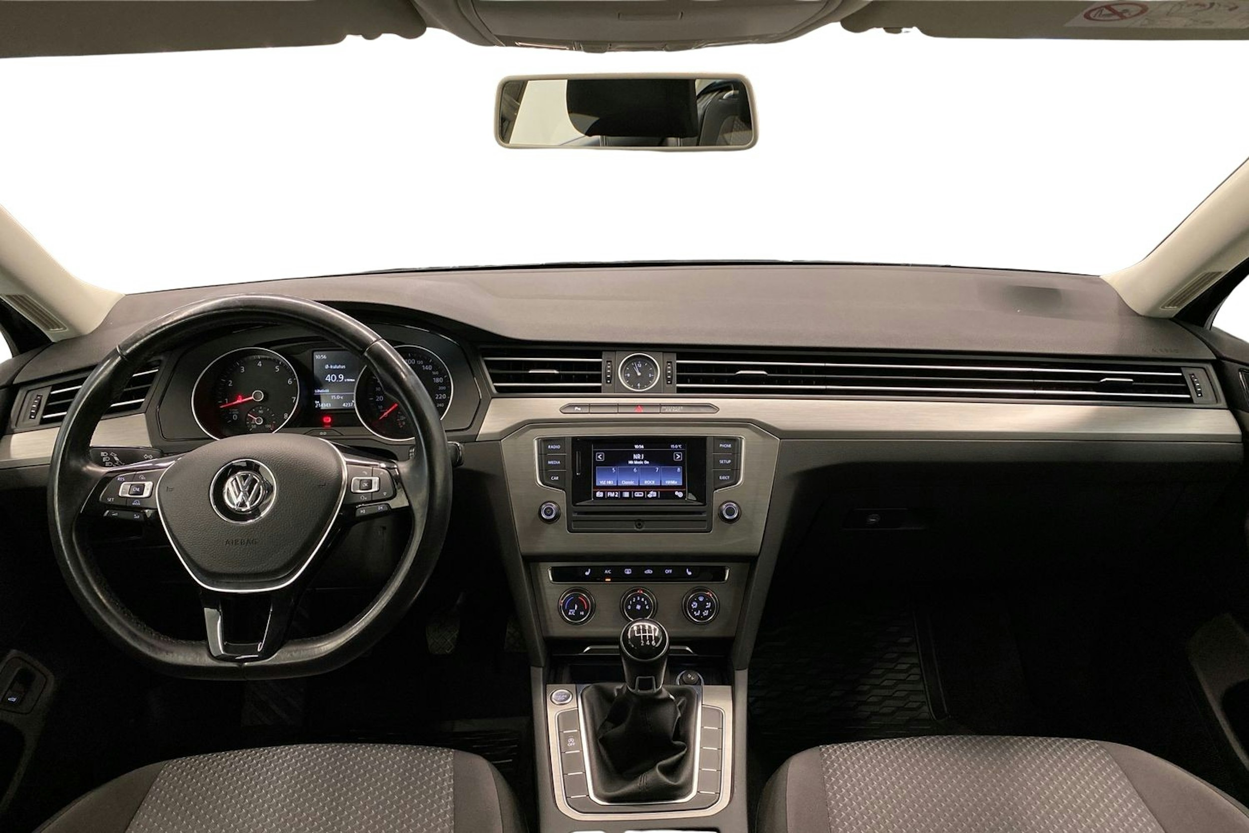 Harmaa Volkswagen Passat 2016 kuva 9.
