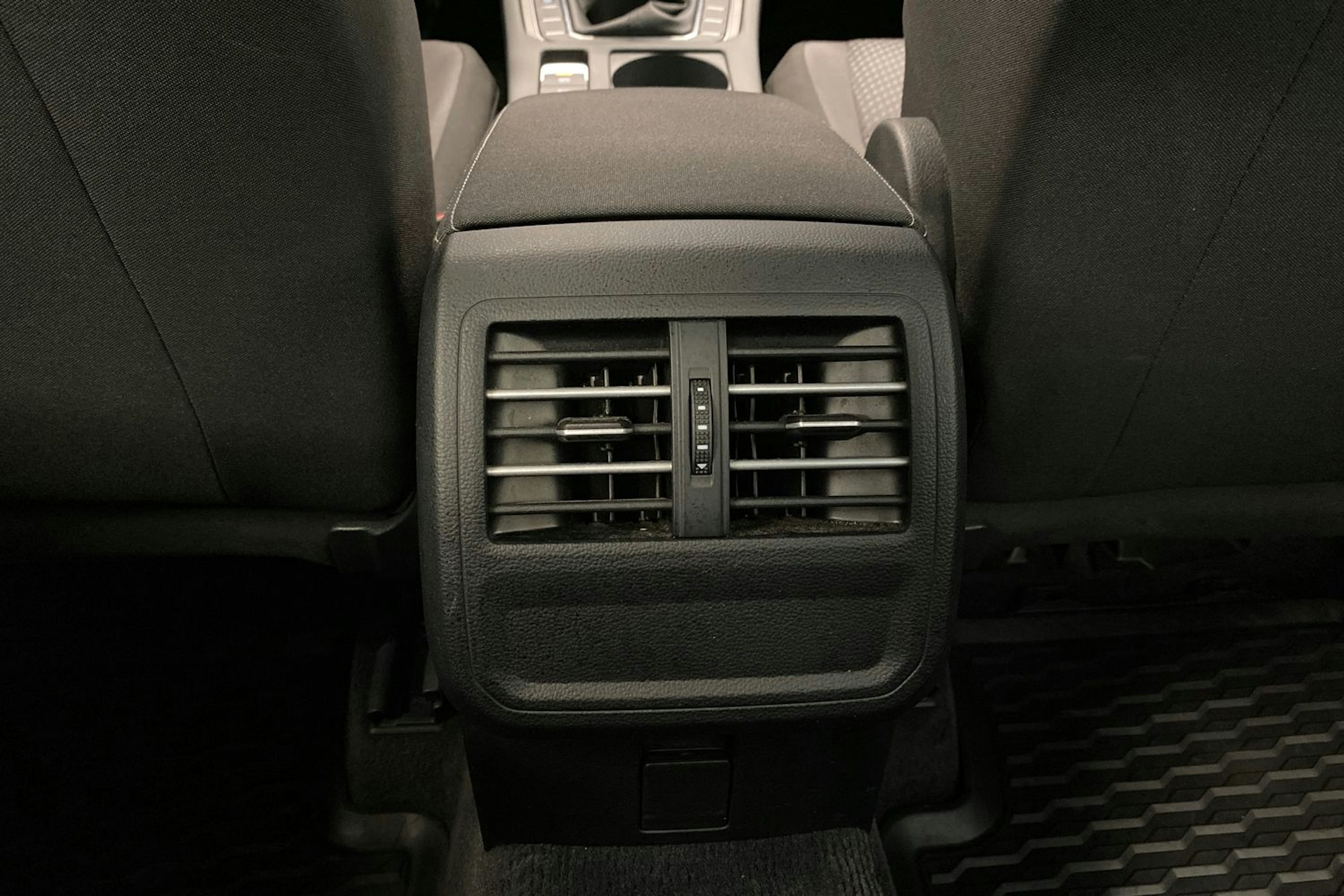 Harmaa Volkswagen Passat 2016 kuva 16.
